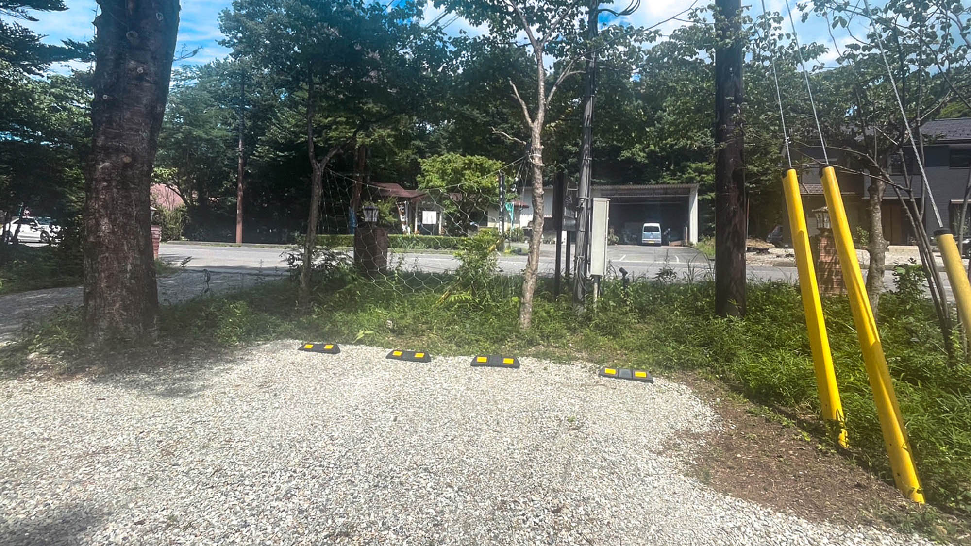 ・【駐車場】施設内にお客様専用の駐車場がございます。数に限りがございますのでご注意ください