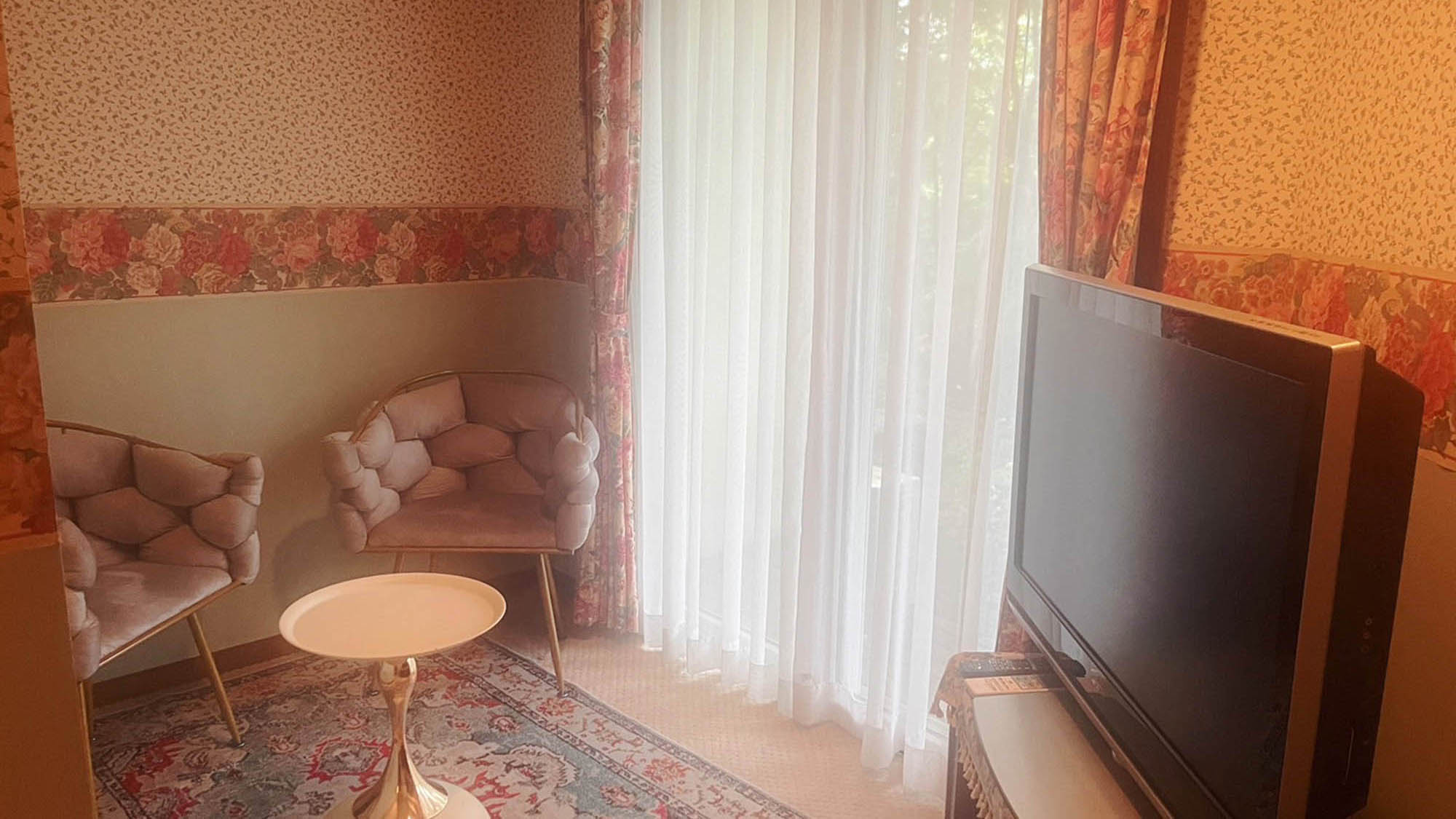 ・【新館ダブルルーム】自然光が差し込み、心地よい雰囲気が漂います（※客室ごとにイメージが異なります）