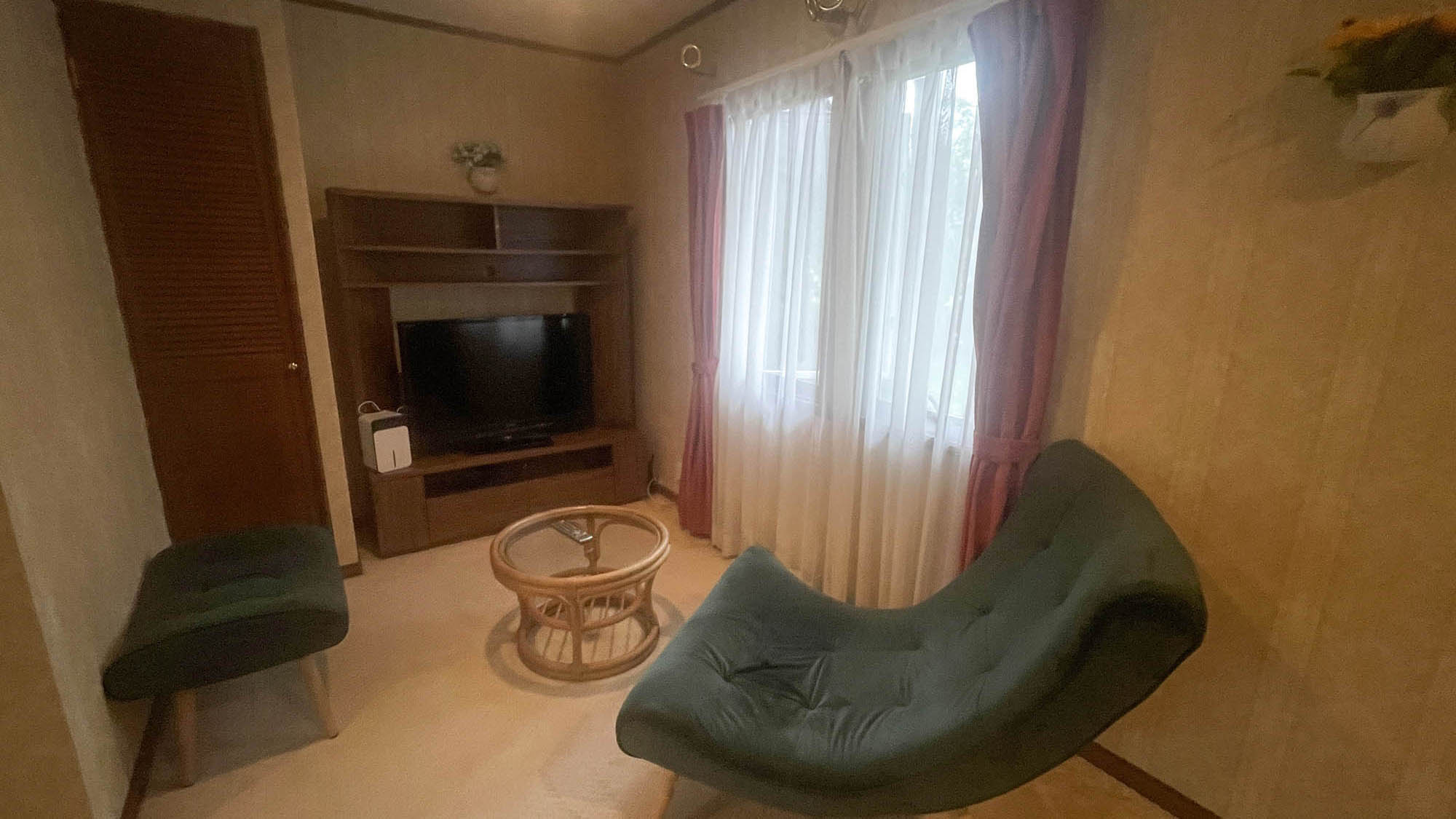 ・【新館ダブルルーム】ひと息つく時間にもぴったりなスペースです（※客室ごとにイメージが異なります）