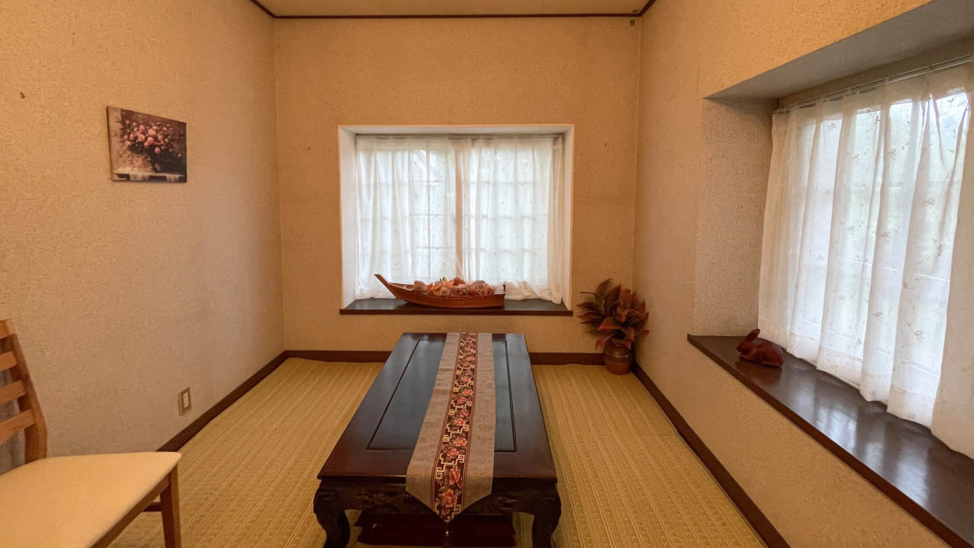 ・【ダイニング】ゆったりお寛ぎいただけるローテーブルもございます。ゆっくりとお過ごしください