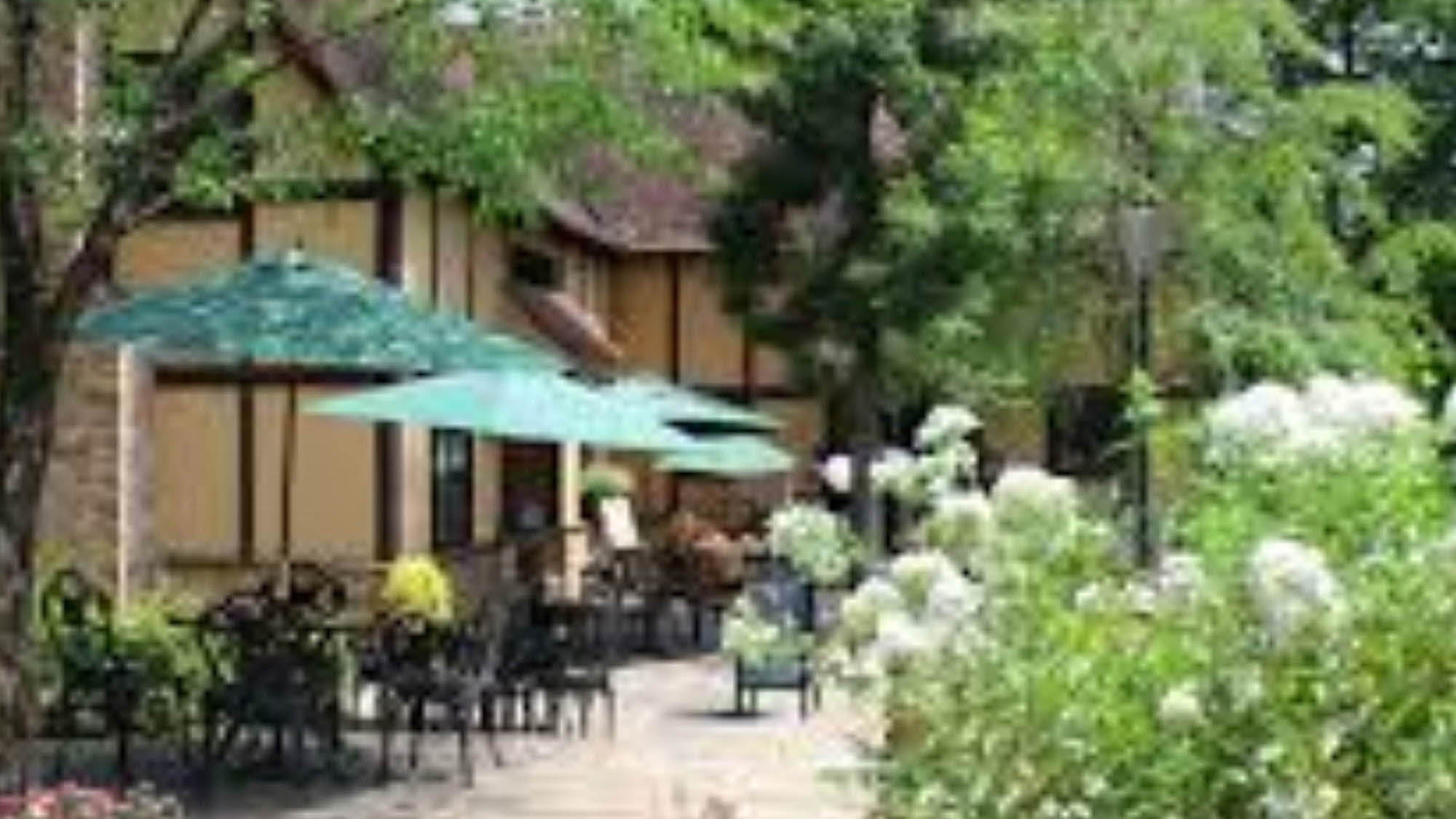 ・【施設内】季節により移ろう木々や花が美しいガーデンです。自然に癒されるひと時をお過ごしください