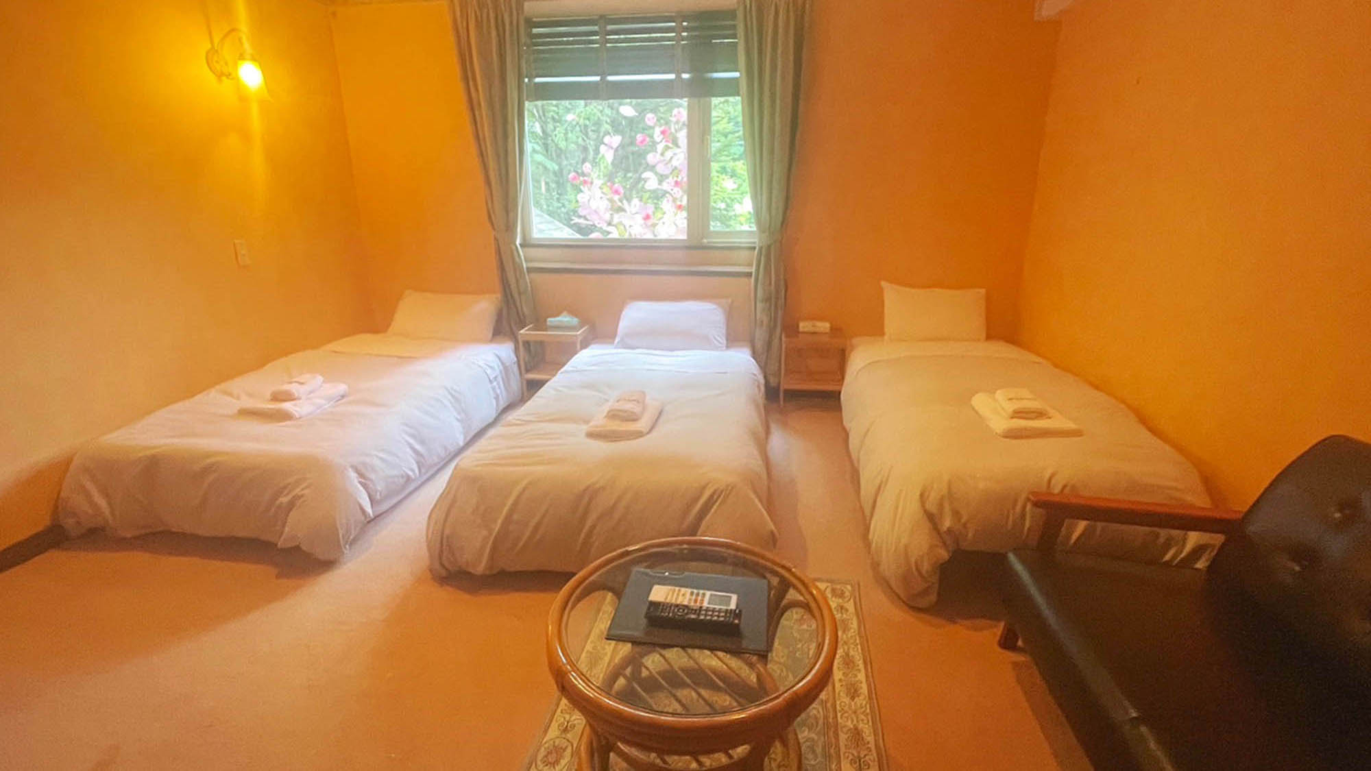 ・【本館トリプル（ユニットバス）】スペースを確保しお寛ぎください（※客室ごとにイメージが異なります）