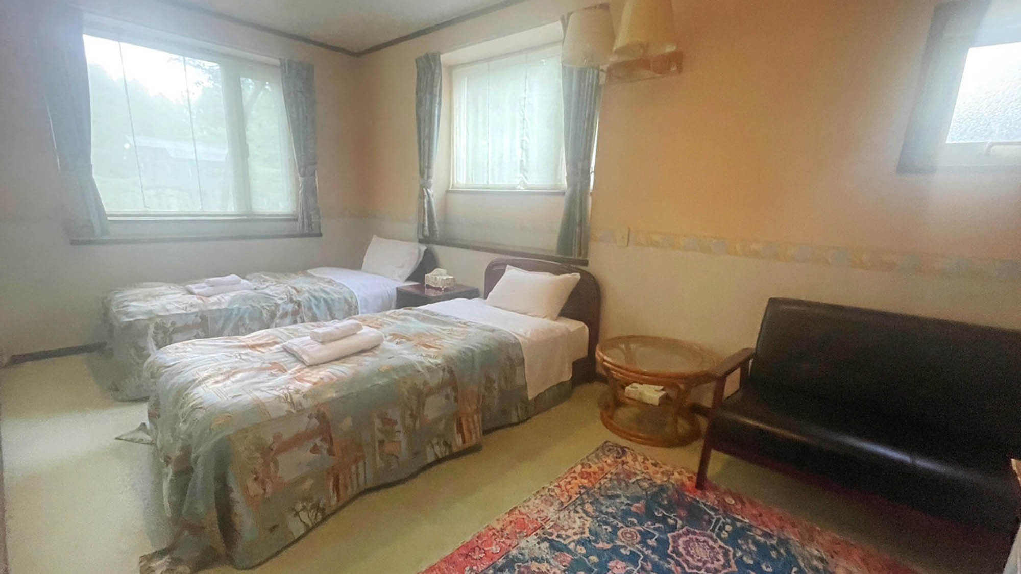 ・【本館ツインルーム（ユニットバス）】窓から自然光が差し込みます（※客室ごとにイメージが異なります）