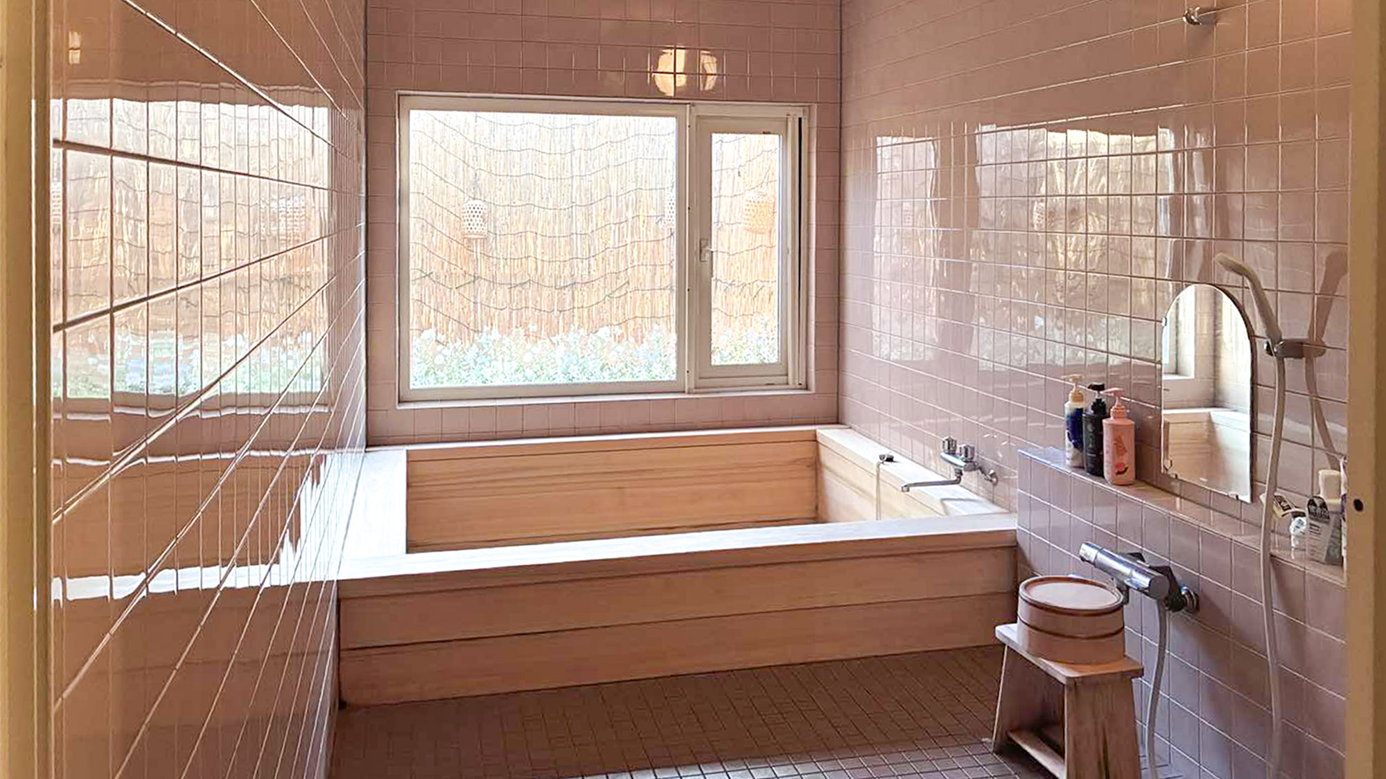 ・【貸切檜風呂（50分1,000円）】温かいお湯と檜の香り　至福のひとときをお過ごしください