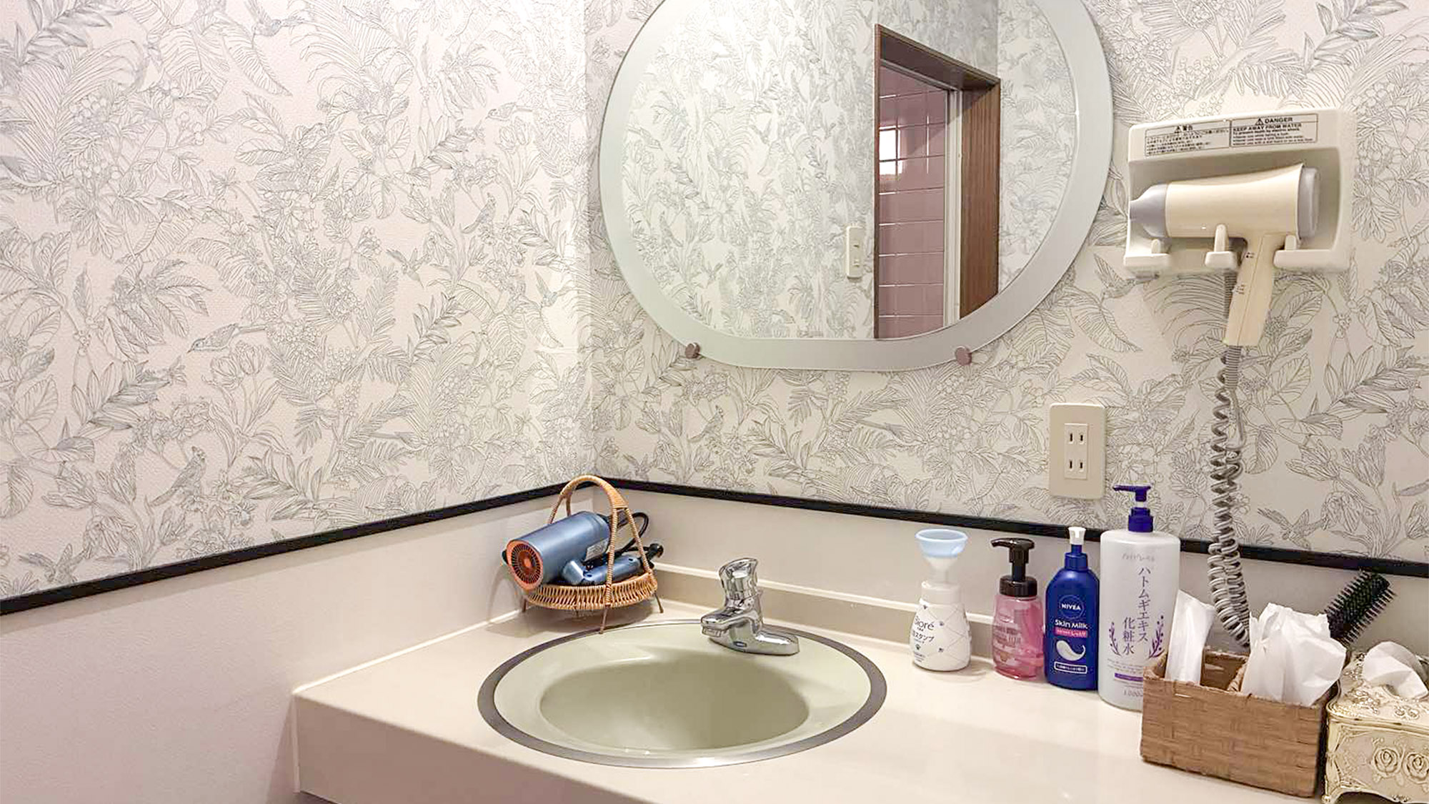 ・【貸切檜風呂（50分1,000円）／洗面所】ボタニカル柄の壁紙が印象的　化粧水やクリームなどを完備