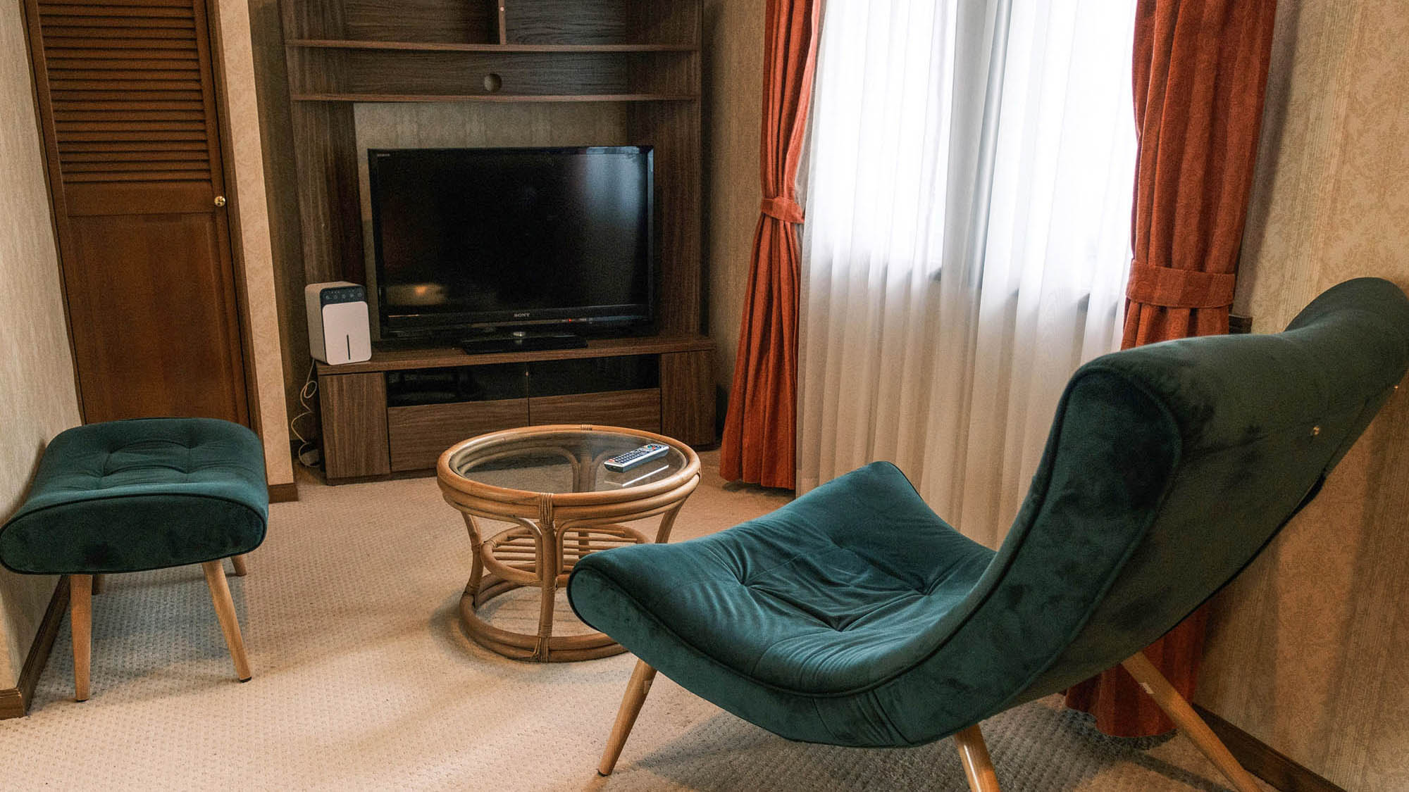 ・【新館ダブルルーム】会話を楽しむ時間にぴったりなスペースです（※客室ごとにイメージが異なります）