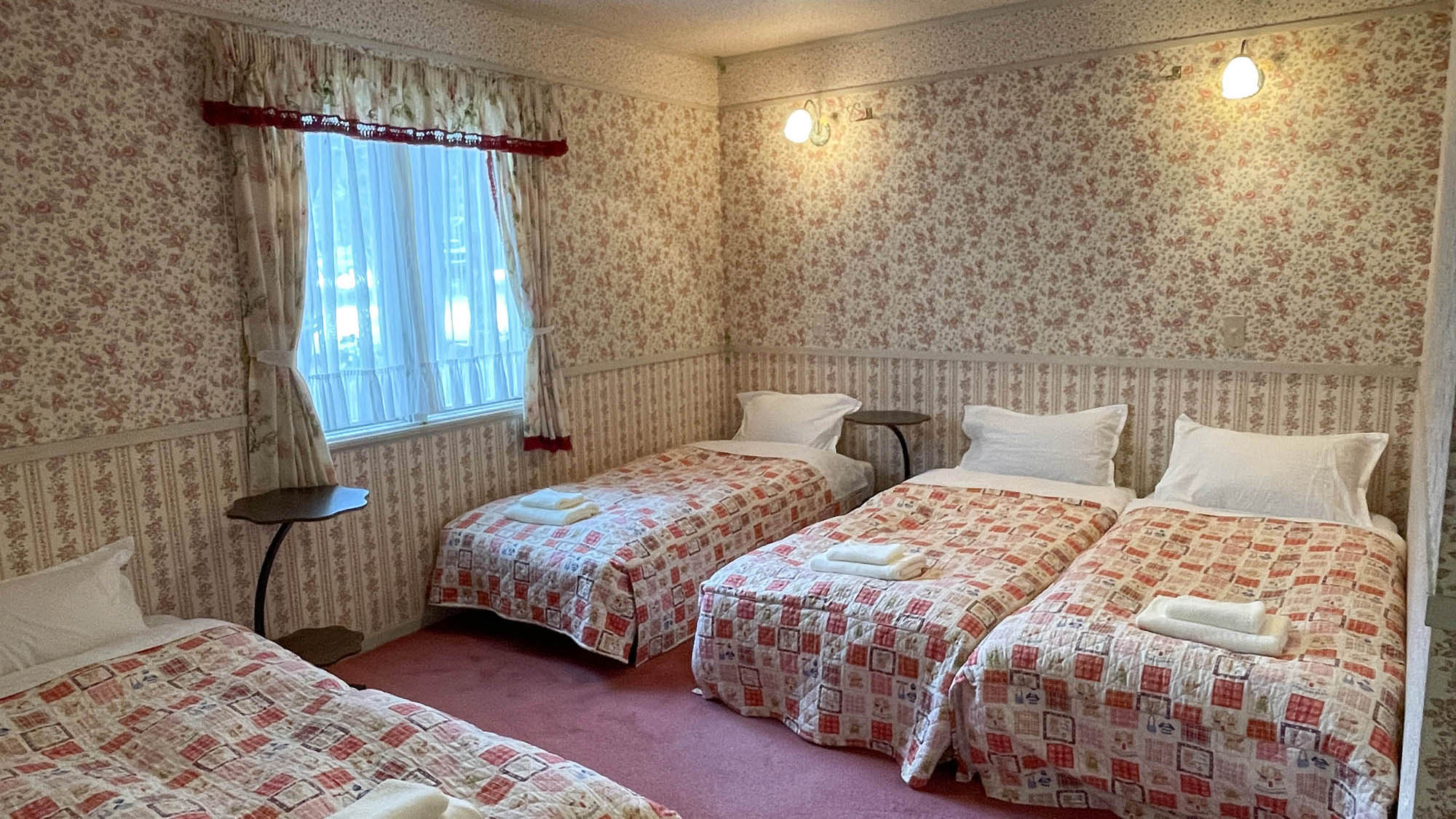 ・【本館フォースルーム】シングルベッド4台を設置したお部屋です（※客室ごとにイメージが異なります）