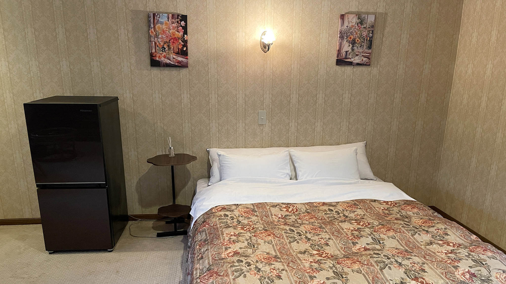 ・【新館ダブルルーム】冷蔵庫完備で快適にお過ごしいただけます（※客室ごとにイメージが異なります）