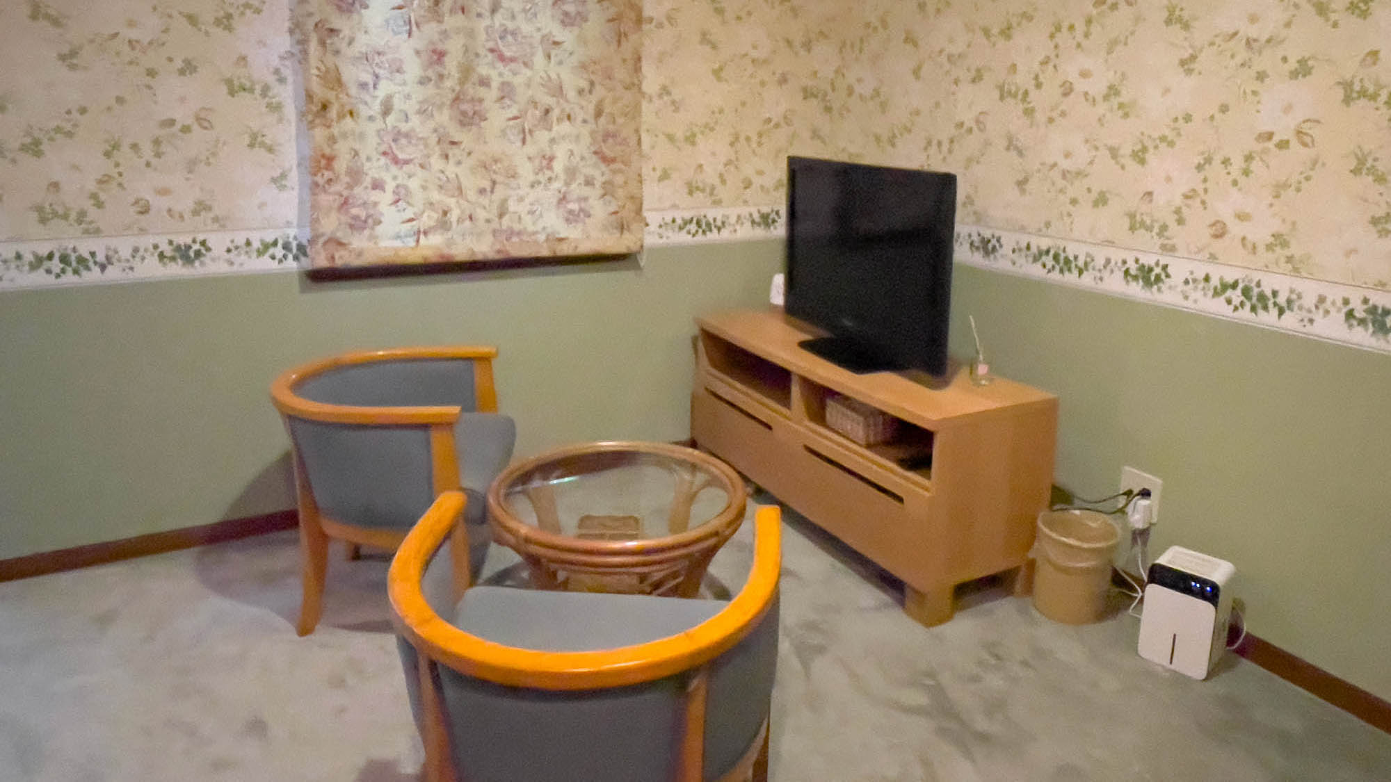 ・【新館ツインルーム】椅子に腰かけ、のんびりお過ごしください（※客室ごとにイメージが異なります）