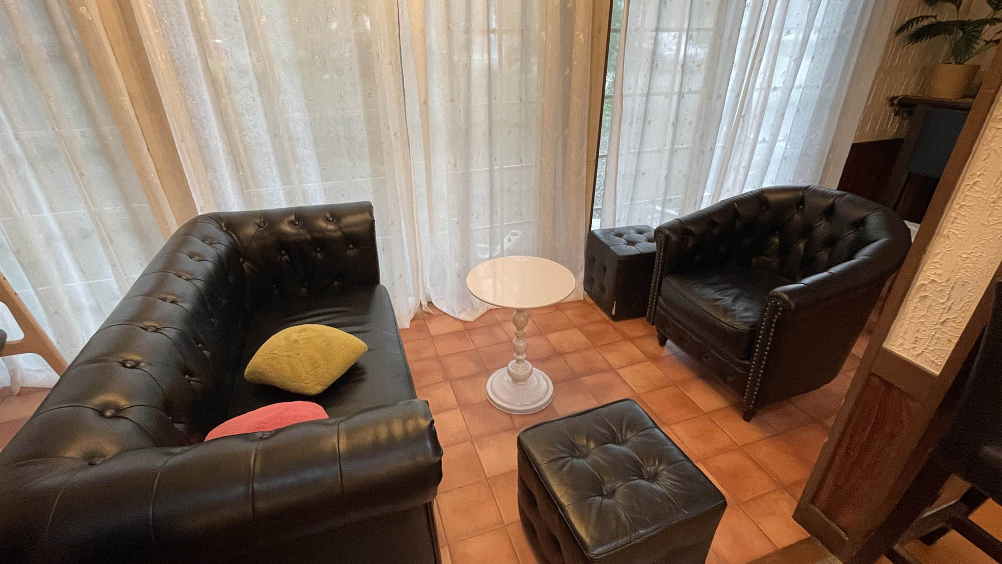 ・【ダイニング】窓際のソファでは、ほっとひと息ついて穏やかな休息時間をお過ごしいただけます