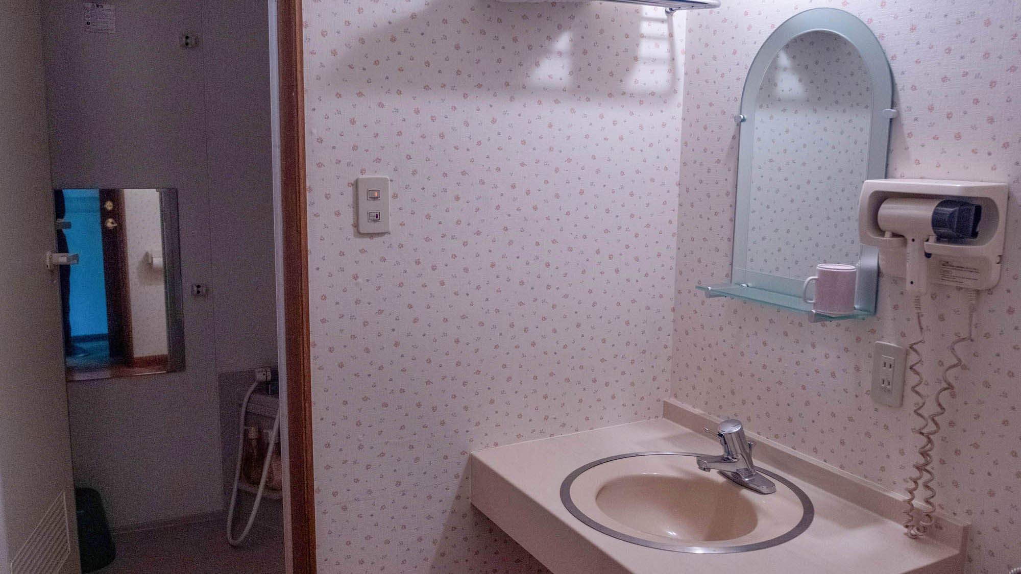 ・【新館メゾネットファミリールーム】洗面所と浴室を完備。ドライヤーもあり快適にお過ごしいただけます