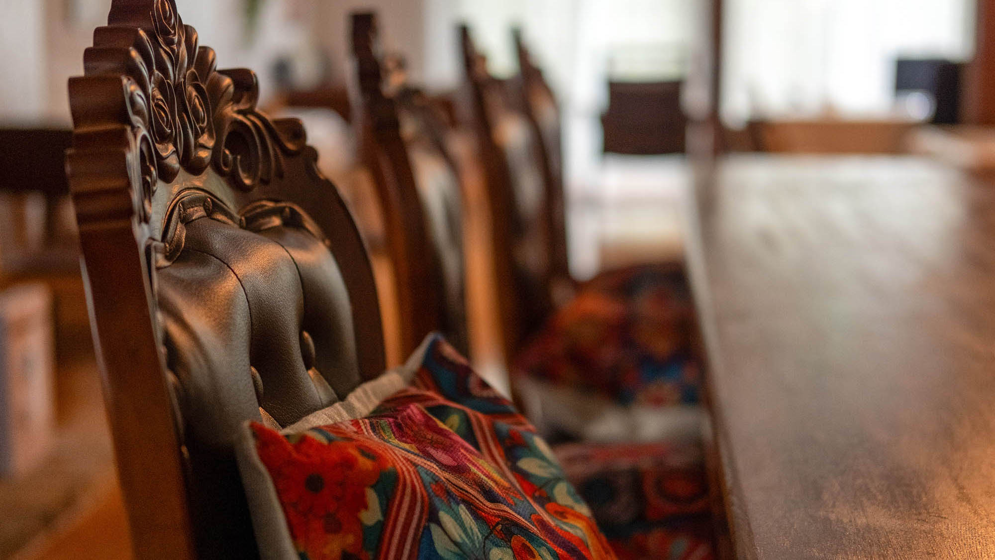 ・【ダイニング】重厚感あるインテリアのダイニングです。お食事はこちらでお召し上がりください