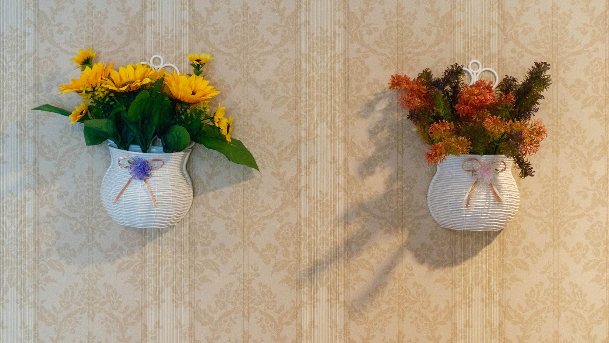 ・【新館ファミリールーム】壁に飾られたお花が癒しの空間を演出（※客室ごとにイメージが異なります）