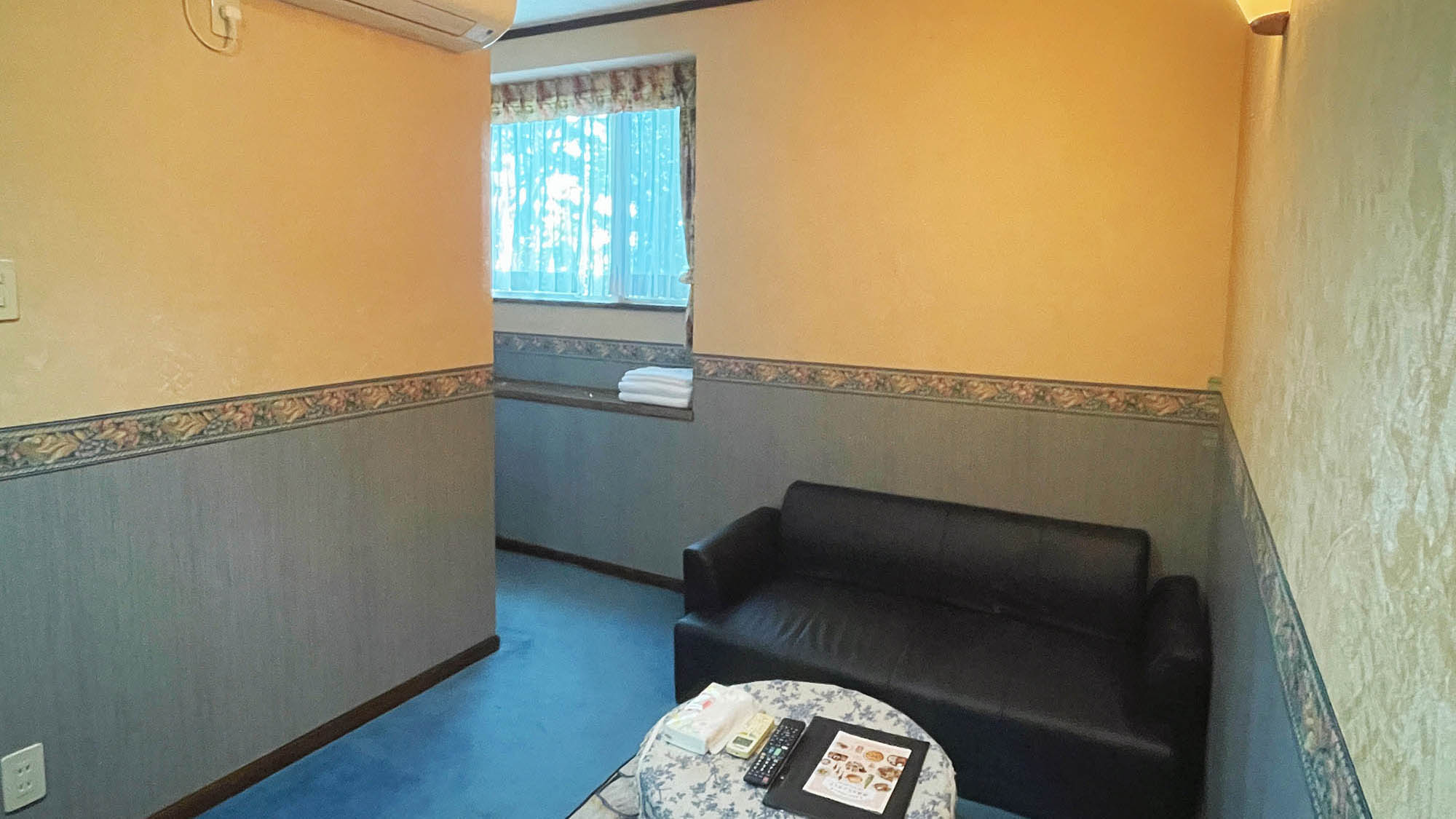 ・【本館ツインルーム（バストイレセパレート）】リビングでまったり（※客室ごとにイメージが異なります）