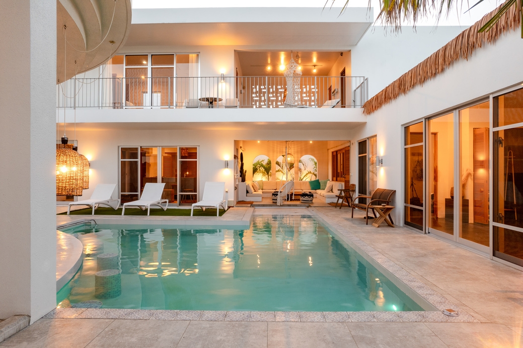 幻想的なナイトプール｜貸出無料車付き｜宮古島のラグジュアリーヴィラ