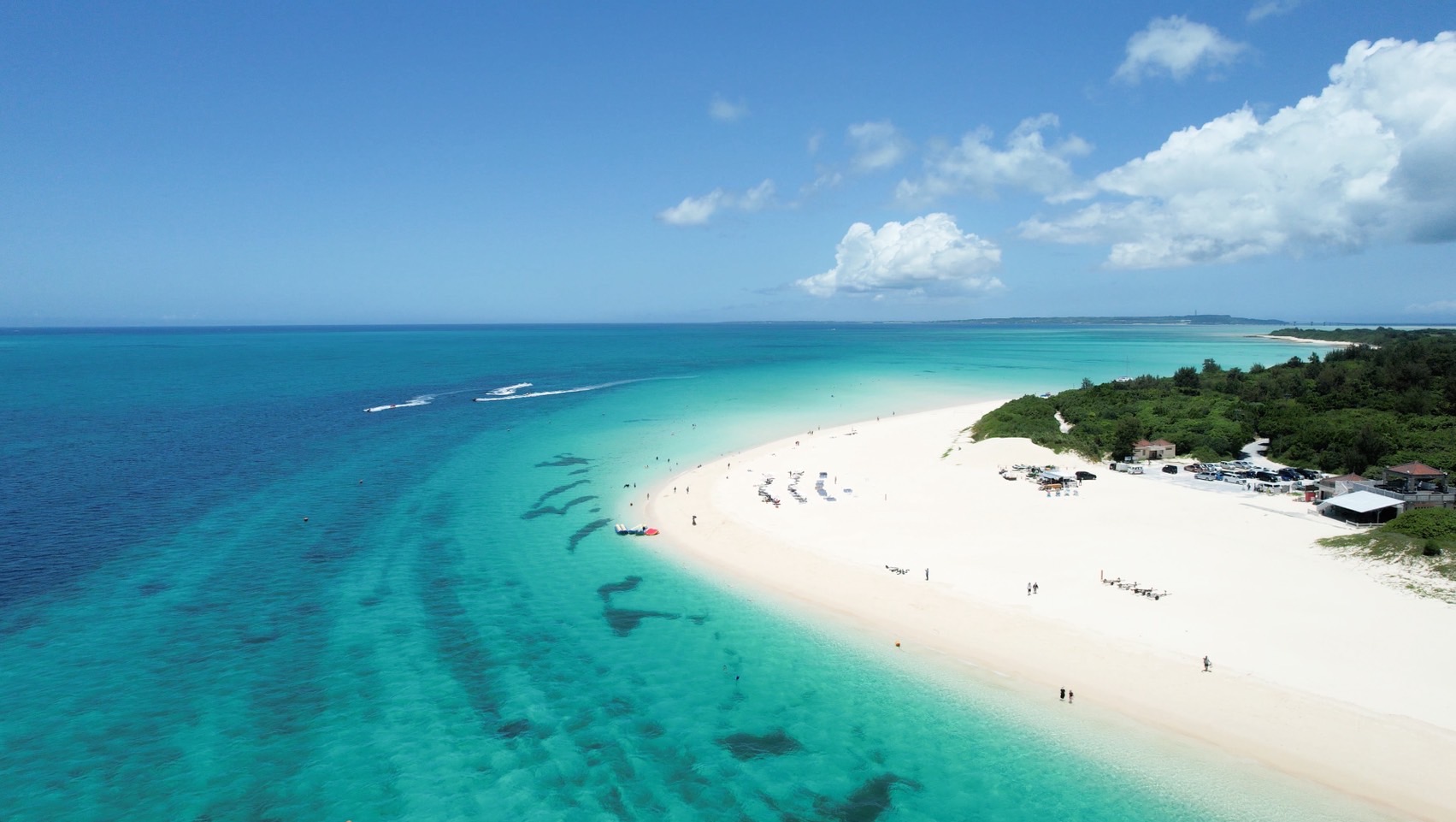 与那覇前浜ビーチはPRAVAからはわずか車で４分。「東洋一美しい」とも称される宮古ブルーと、真珠のようにきらめく白砂のコントラストが絶景です。