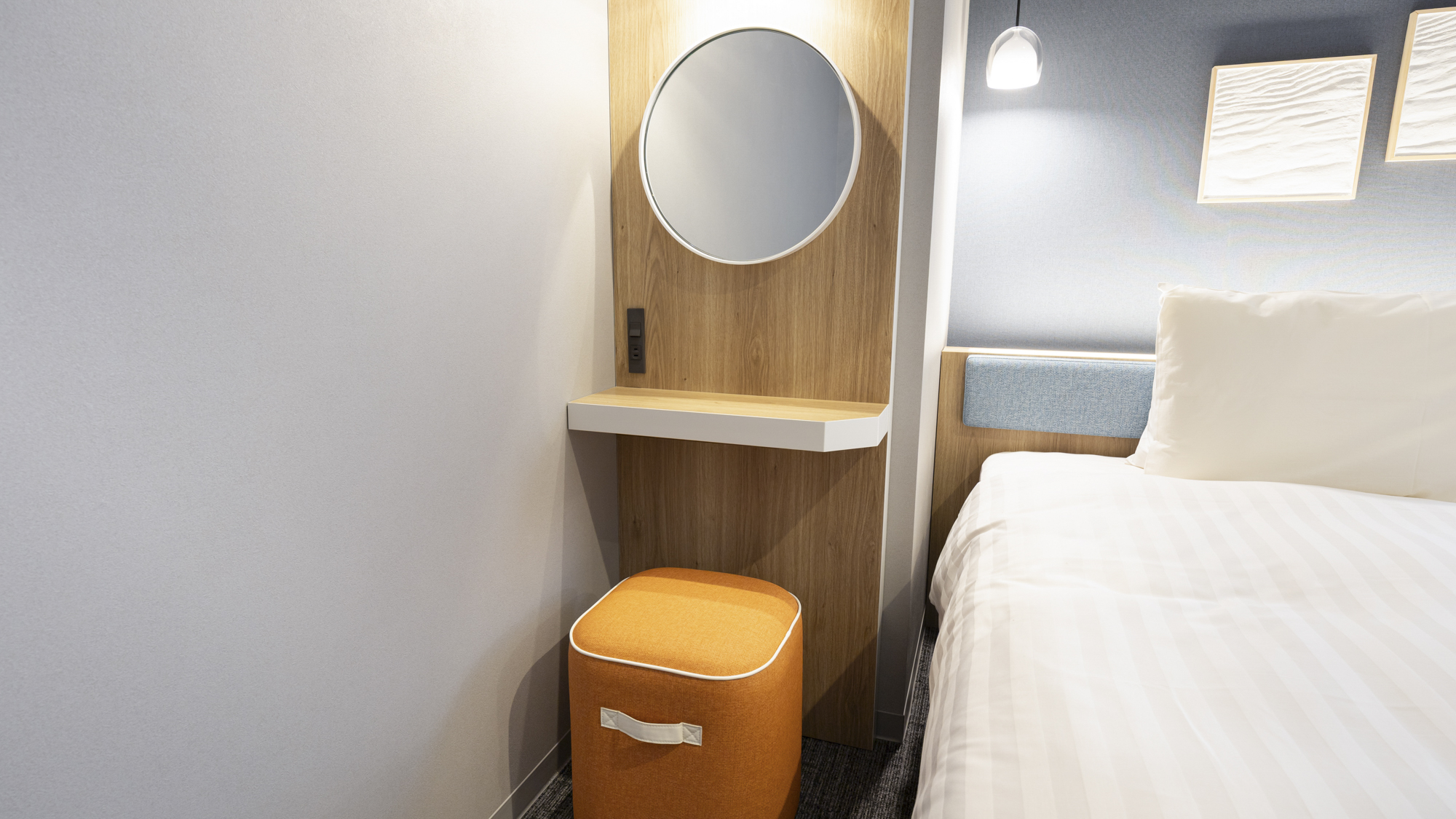 【ツインスタンダード】明るい照明でゆったり準備できるドレッサースペース。