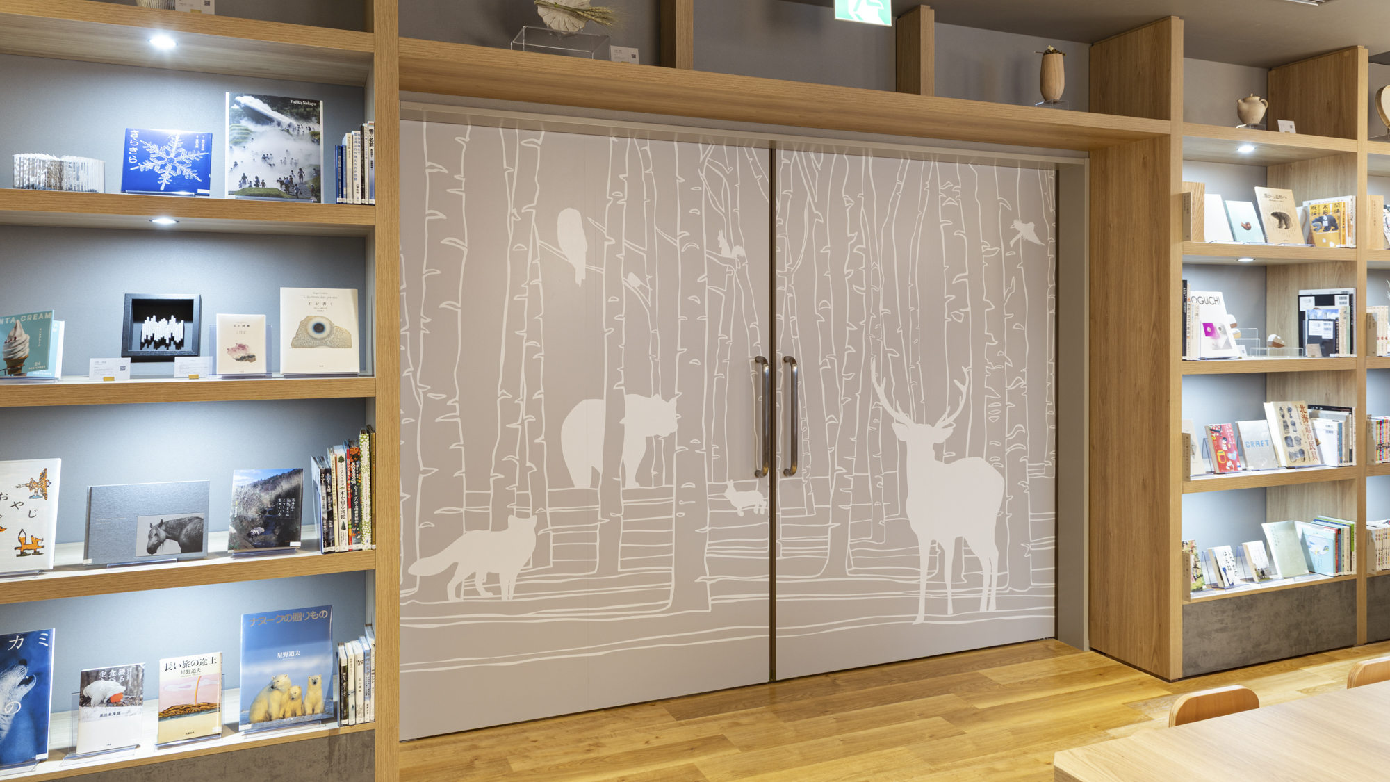 【ライブラリーカフェ】北海道の大自然をイメージしたラインアートウォール