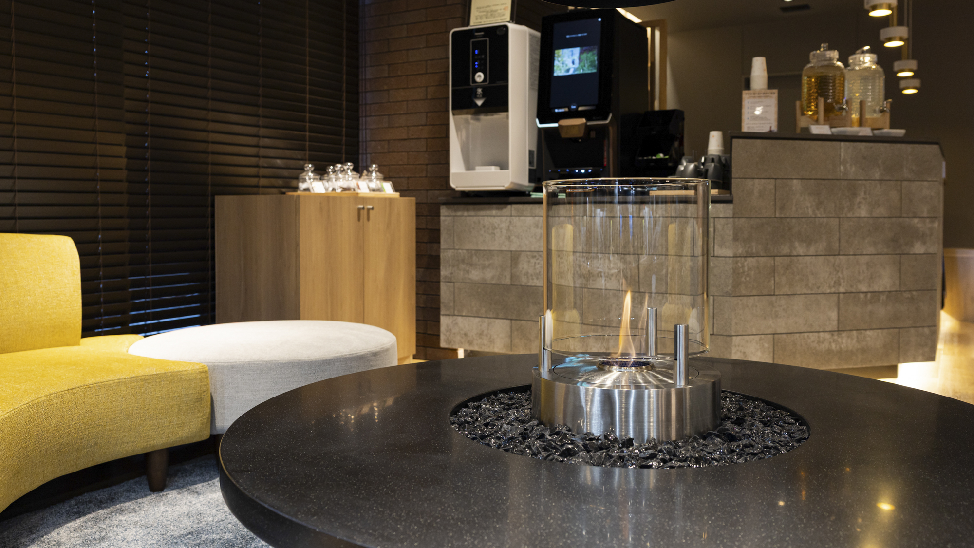 【ライブラリーカフェ】ゆらゆら揺れる暖炉の炎が安らぎを与えてくれます。