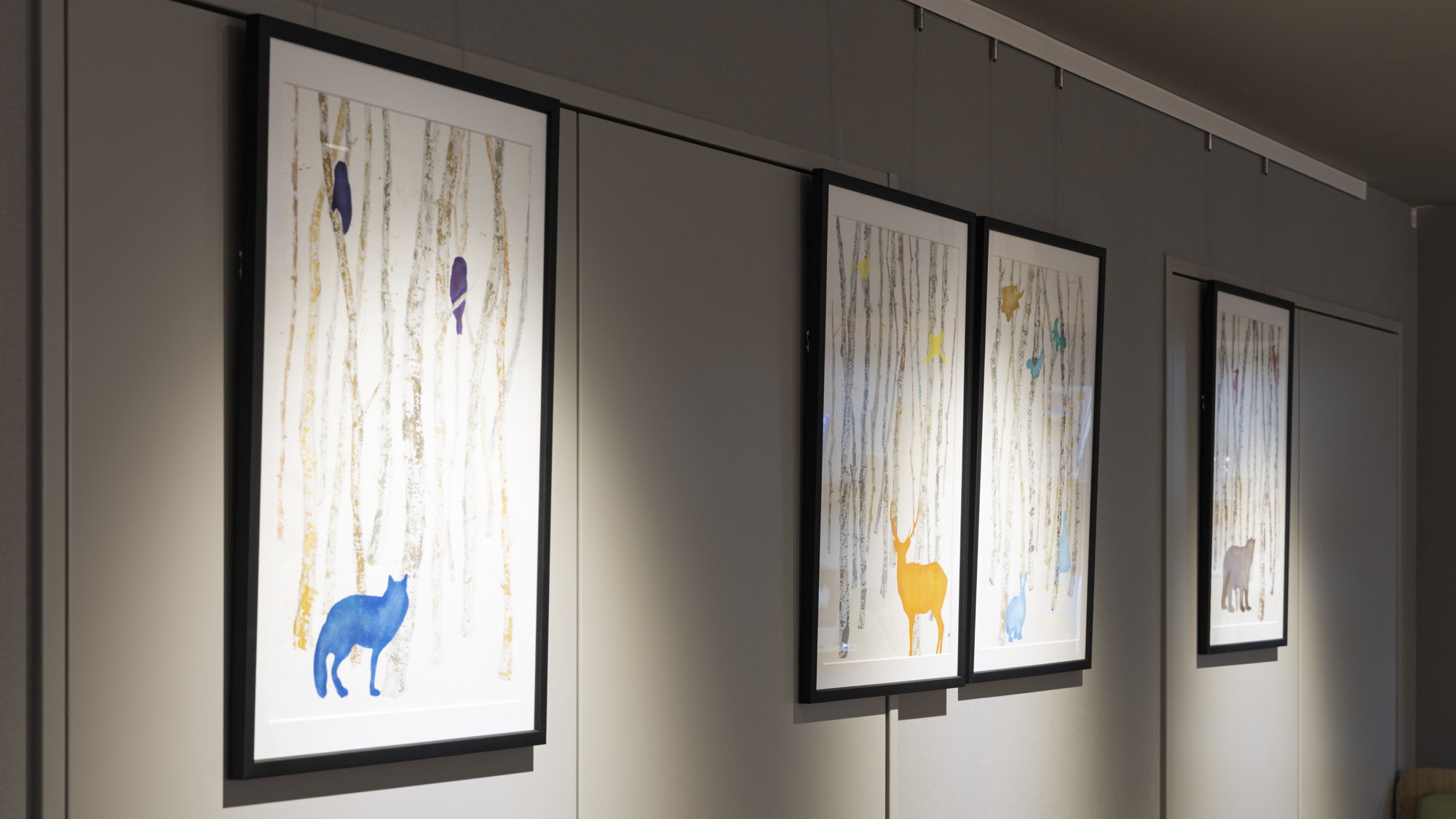 【ライブラリーカフェ】北海道の自然と動物をモチーフにしたアートは自然豊かな札幌を感じられます。