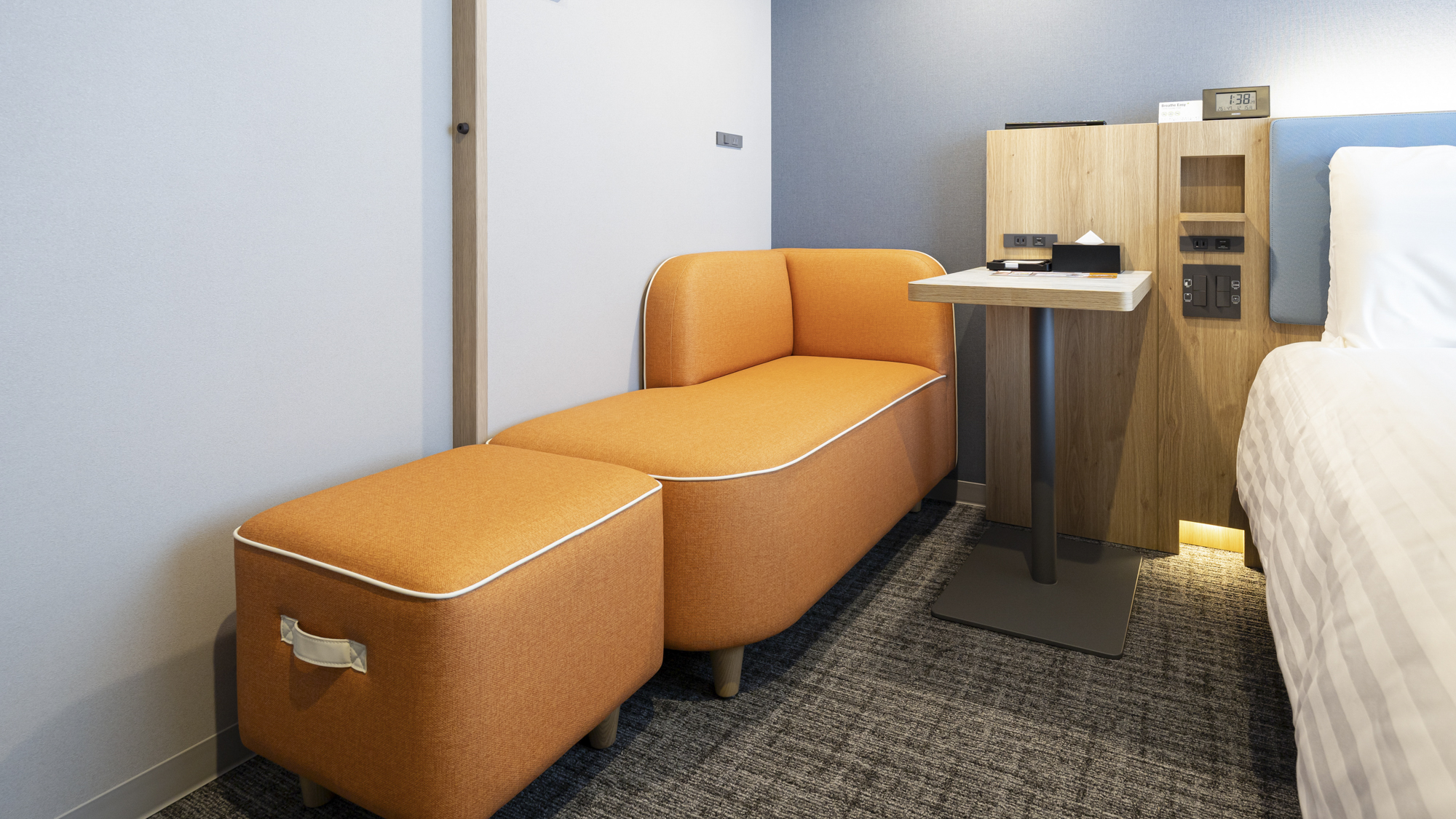 【クイーンエコノミー】オレンジのソファが可愛らしい２名でもゆったり過ごせるくつろぎスペース。