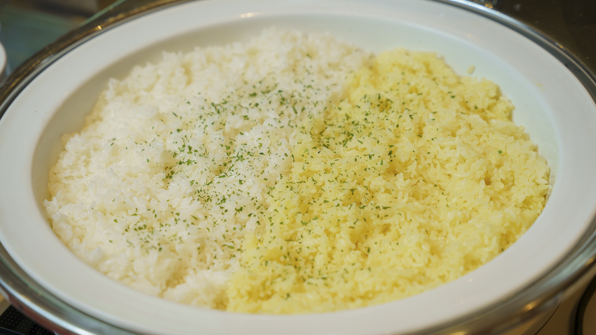 北海道産の白米を主役に、香り豊かなバターライスやチキンライスを日替わりで。