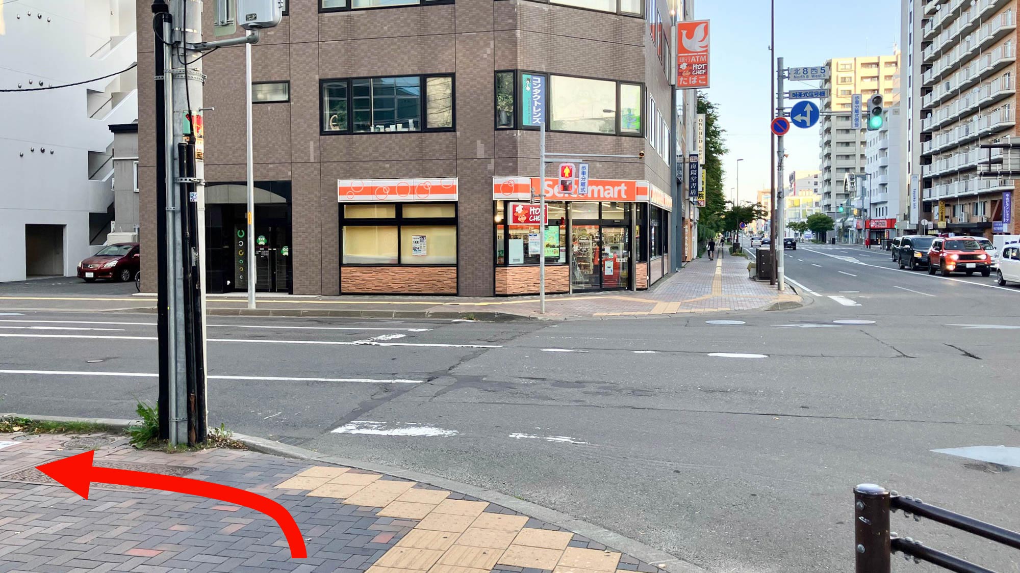 ⑤セイコーマートが見えたら横断歩道は渡らず左折し、そのまま直進します。