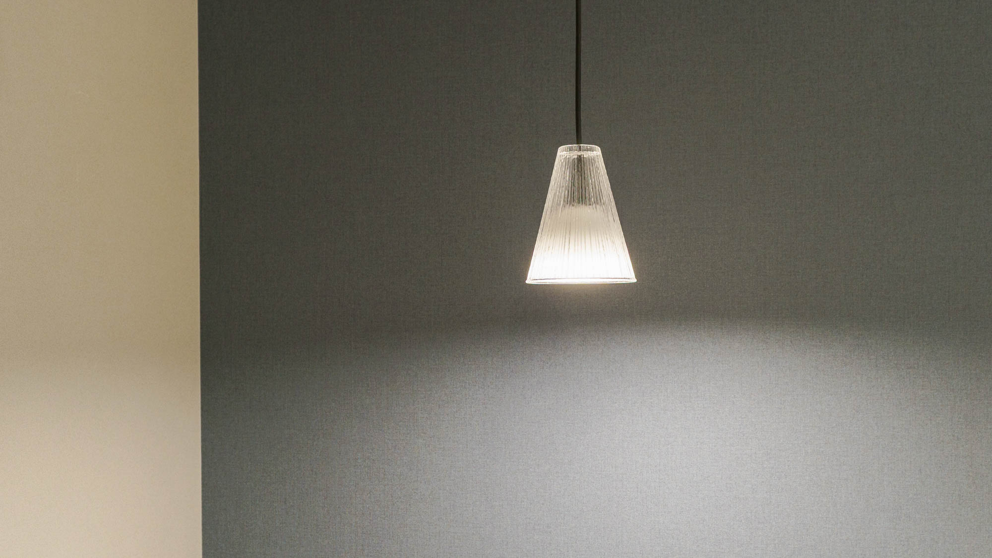 【クイーンエコノミー】札幌の雪をイメージしたペンダントライトが優しく照らします。