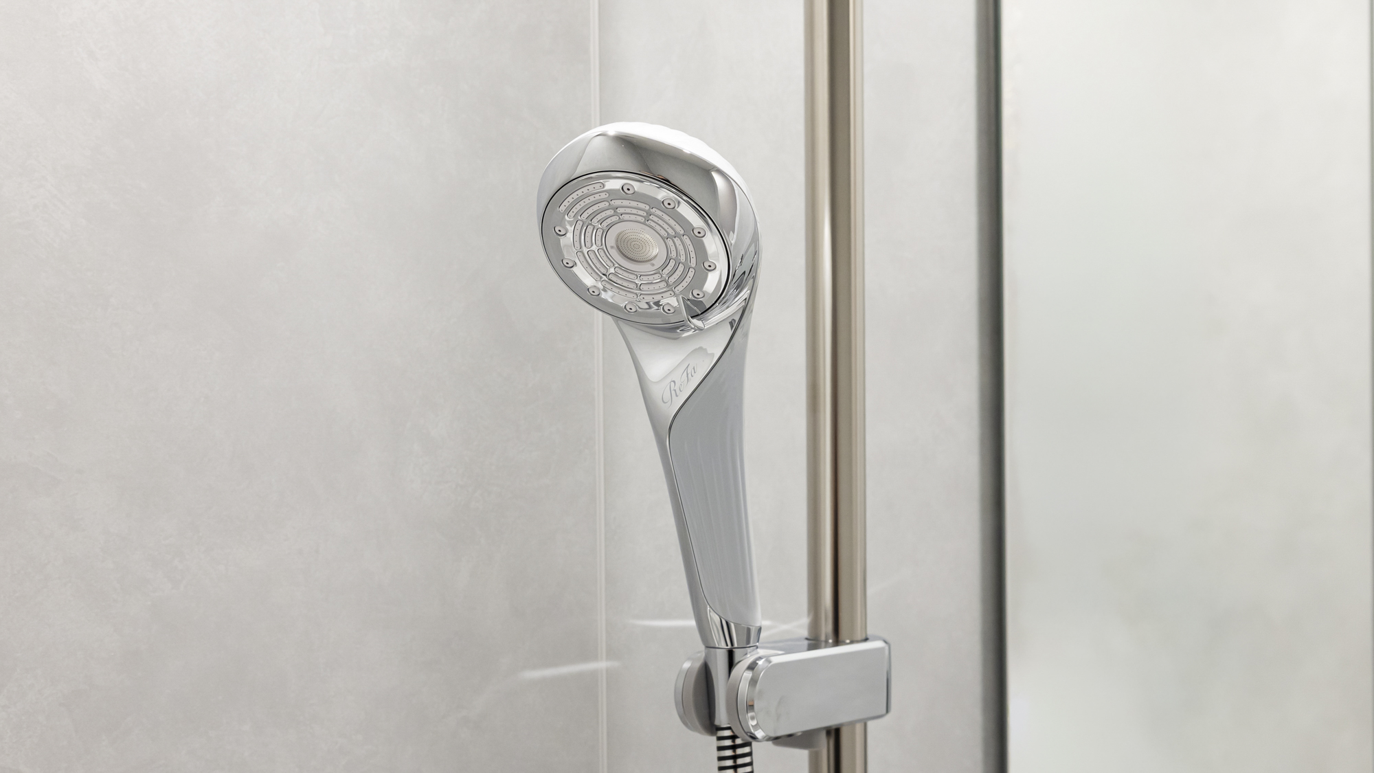 【クイーンエコノミー】肌や髪をうるおす「ReFa　FINE BUBBLE U」を全室に導入。