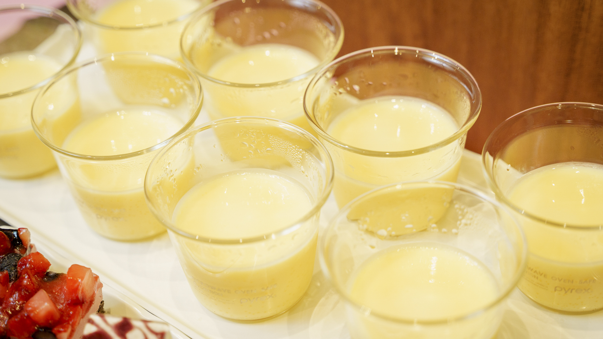 地元産の卵を使った、やさしい甘さの自家製プリン。ひと口ごとに、どこか懐かしいぬくもりを感じます。