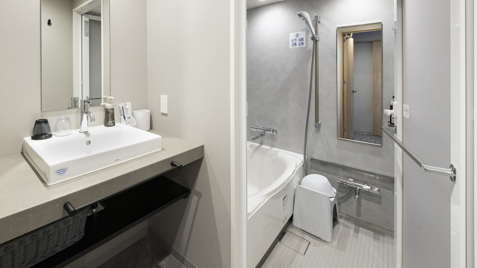 【ツインスタンダード】バス・トイレ・洗面台別　独立した洗面スペースで、朝に身支度もスムーズに