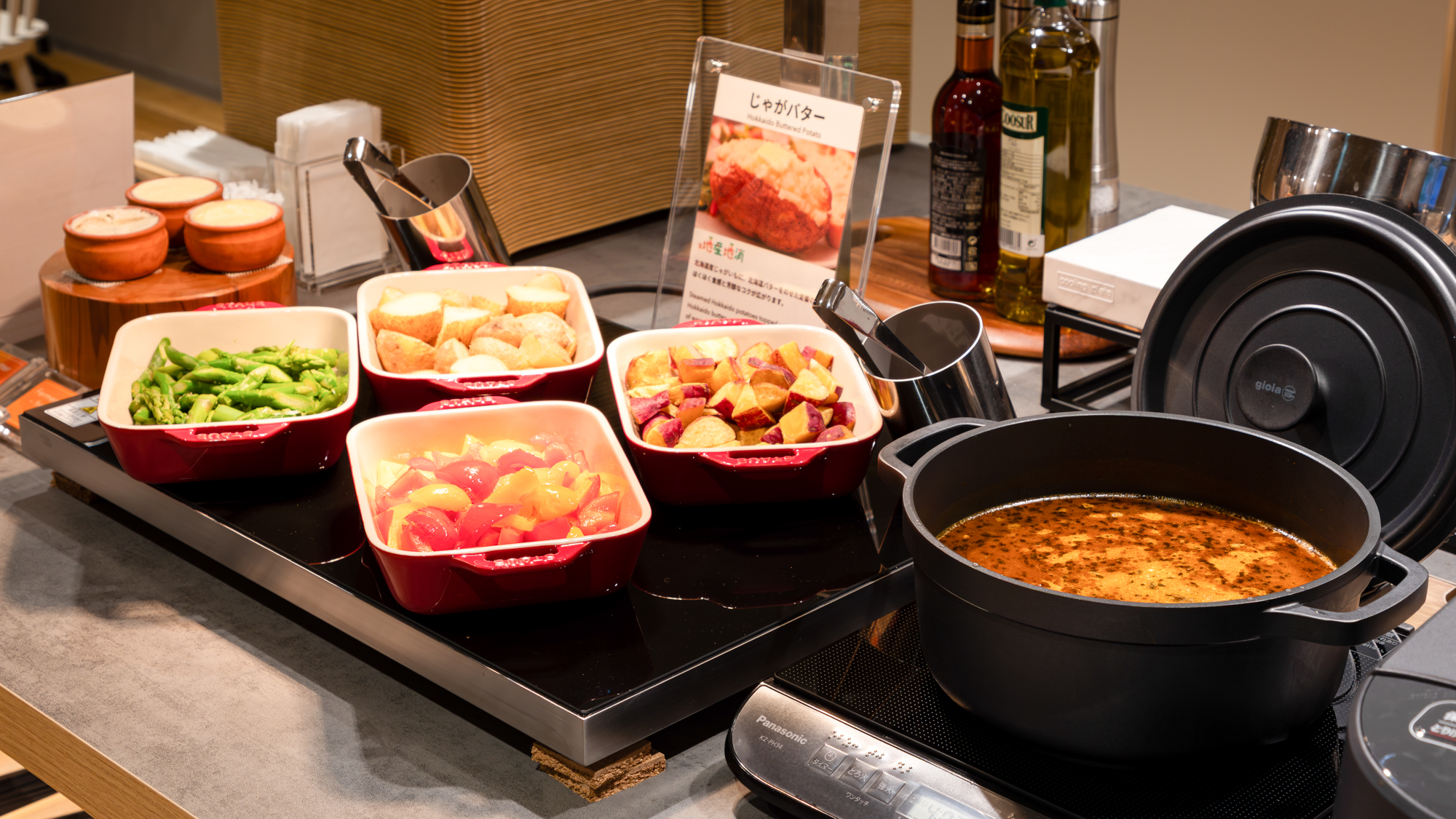 【札幌北口限定ご当地メニュー】スパイスの香りと旨みが溶け合う、さらりとしたスープカレー。