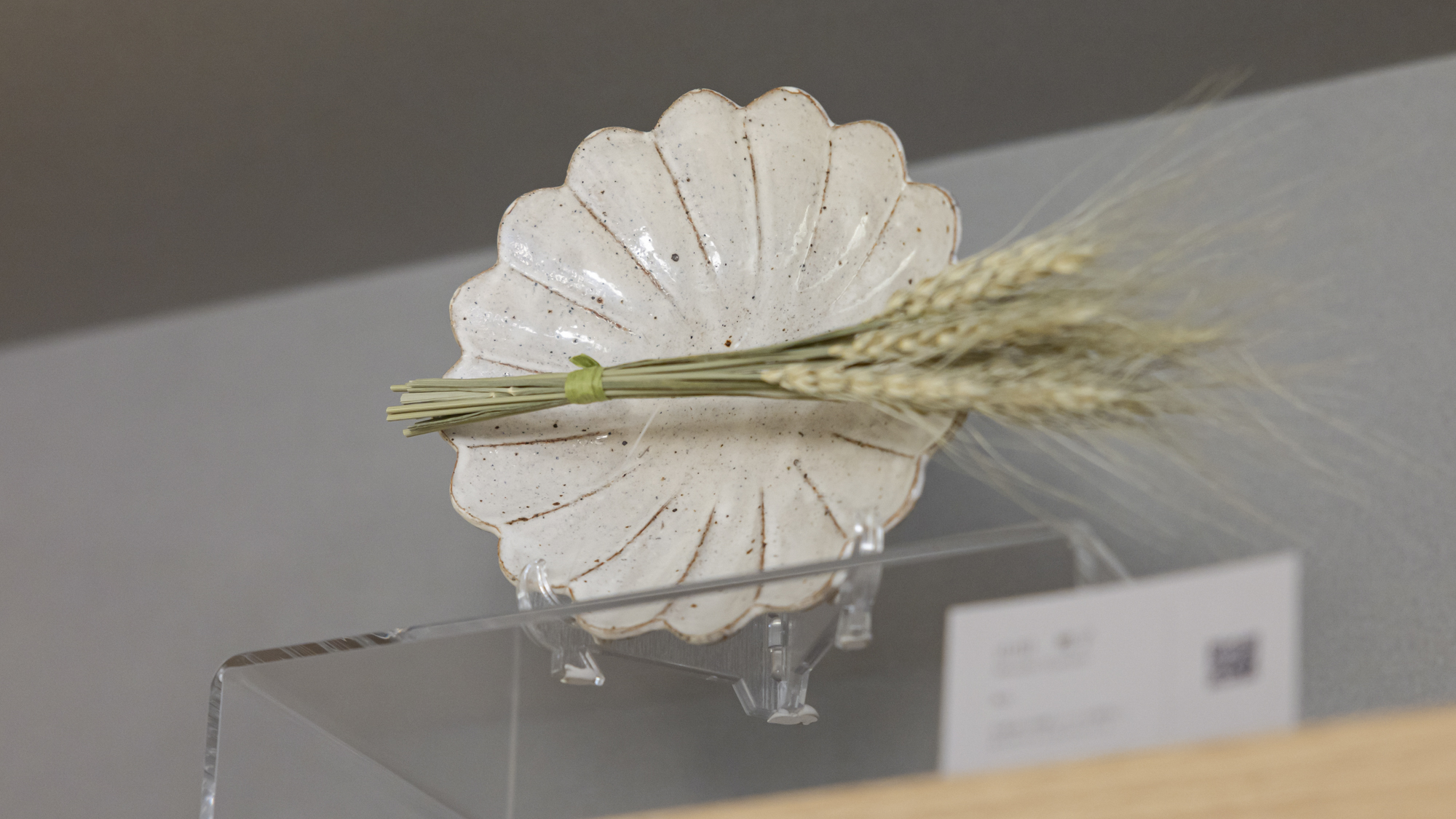 【ライブラリーカフェ】札幌の作家が作った作品をカフェ内に展示。近くに関連する書籍が並んでいます。