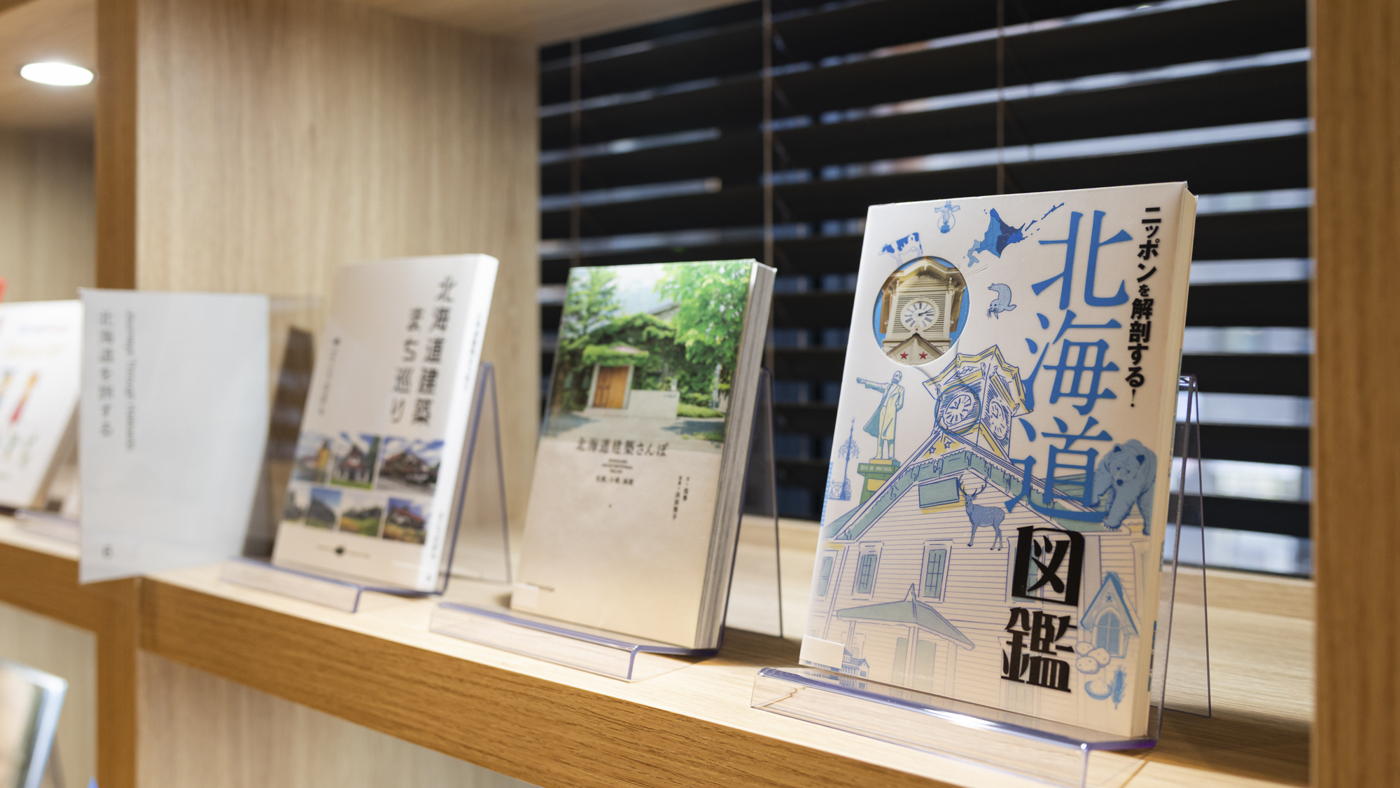 【ライブラリーカフェ】プロの選書家が選んだ本を100冊以上設置。フリードリンクと共にご利用ください。