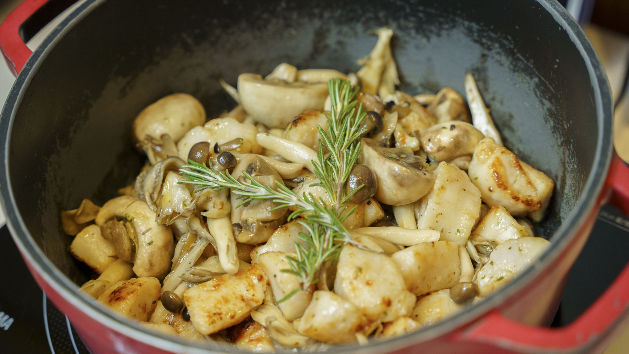 【札幌北口限定ご当地メニュー】（日替わり）帆立と茸のバター焼き