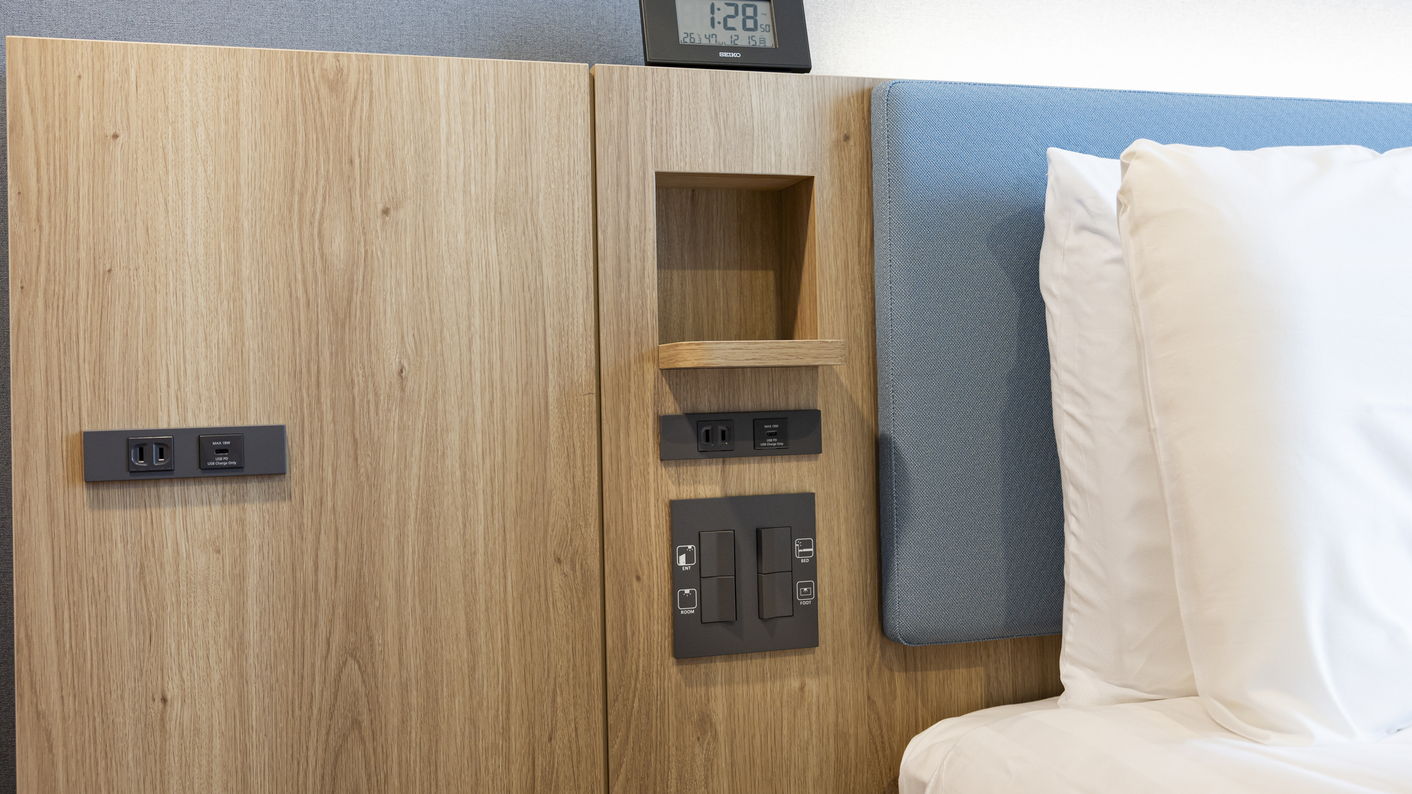 【クイーンエコノミー】枕元にType-Cポートを完備。くつろぎながらスマホも安心して充電できます。