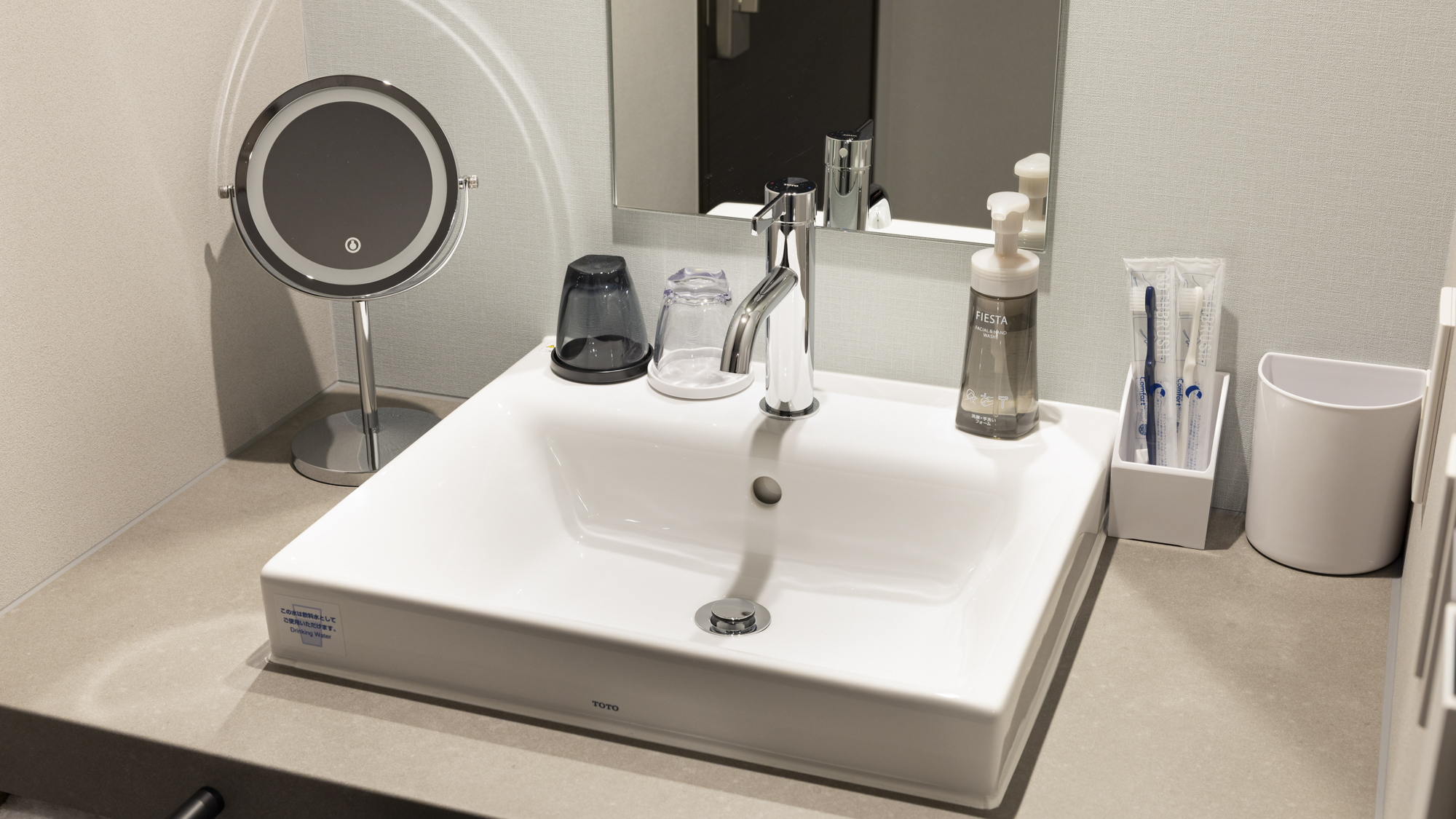【クイーンエコノミー】広々とした独立洗面台で、朝の身支度もゆったり快適に。