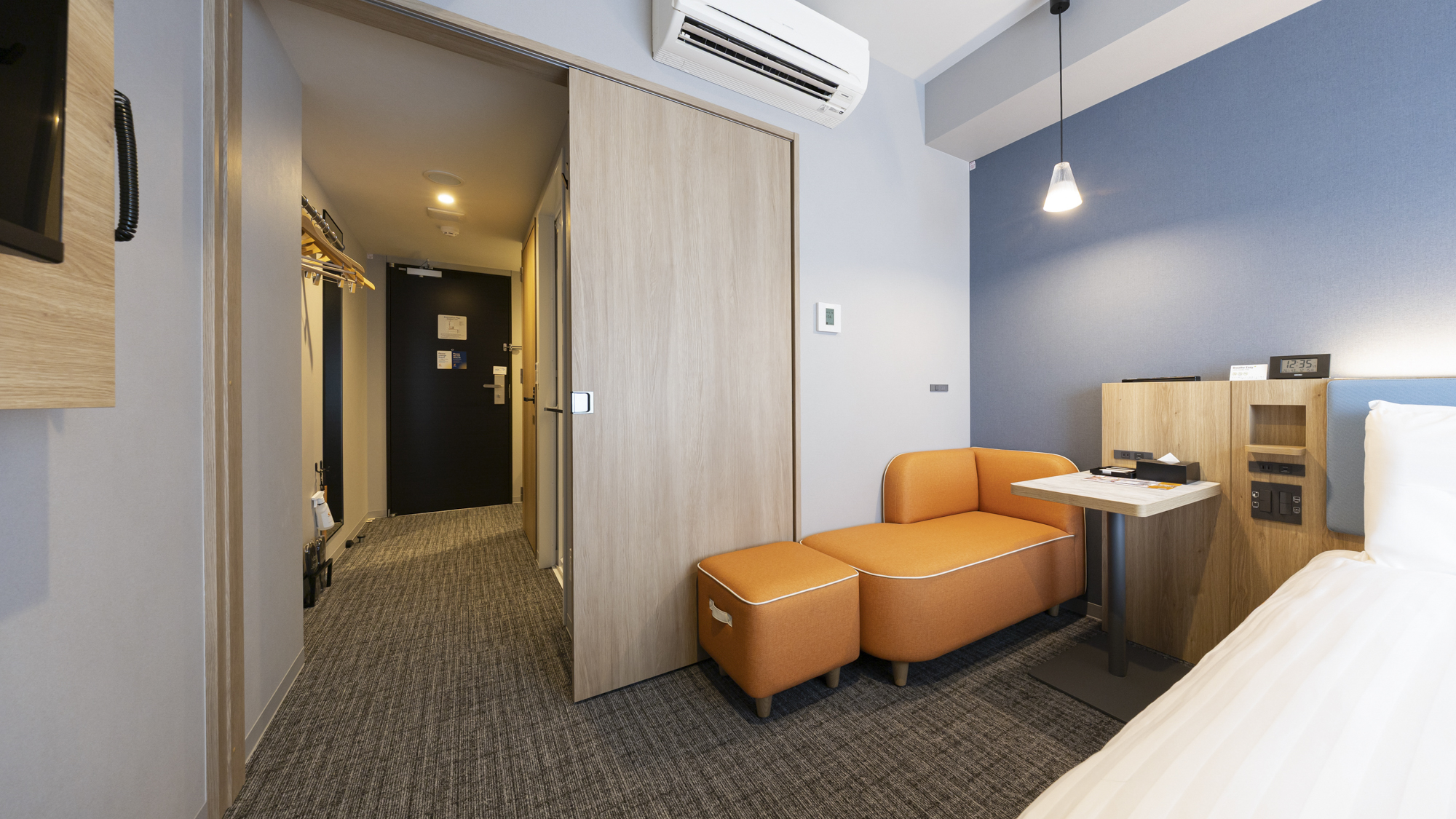 【クイーンエコノミー】扉で仕切ることで、複数名でもプライベート空間を保ちながら快適に過ごせます。