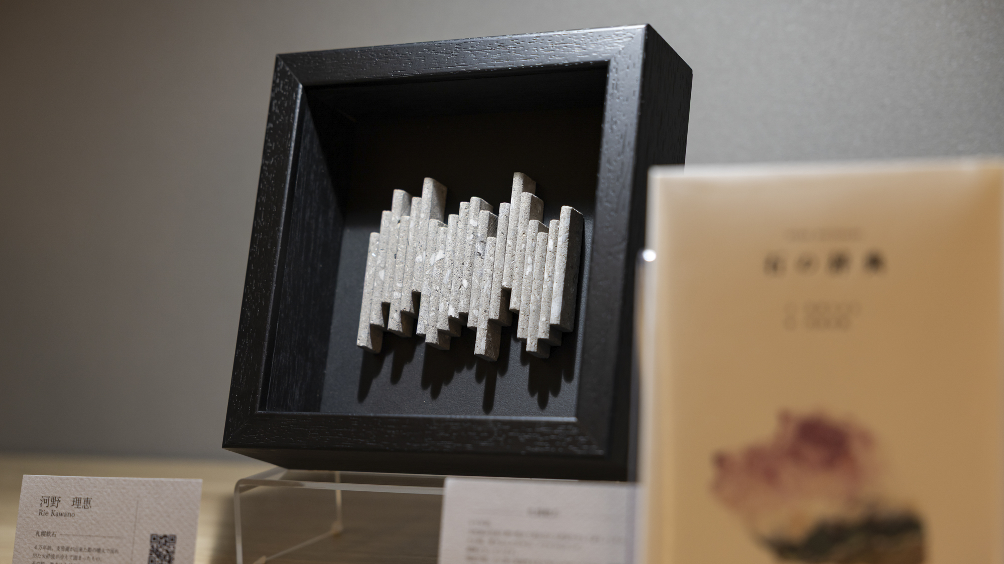 【ライブラリーカフェ】札幌の作家が作った作品をカフェ内に展示。近くに関連する書籍が並んでいます。