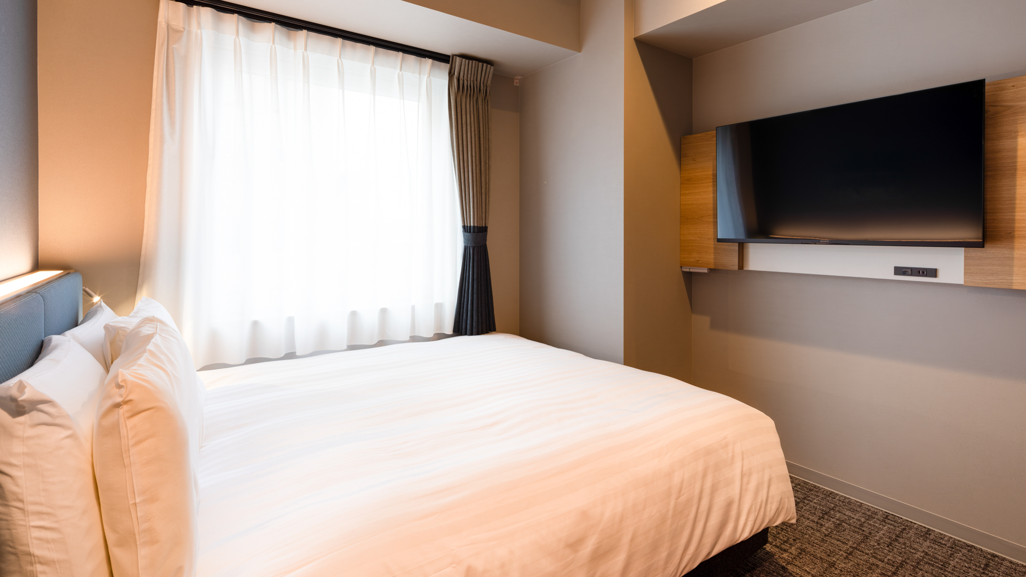 【クイーンエコノミー】広々ベッドで快眠。旅の疲れを癒す心地よい空間。