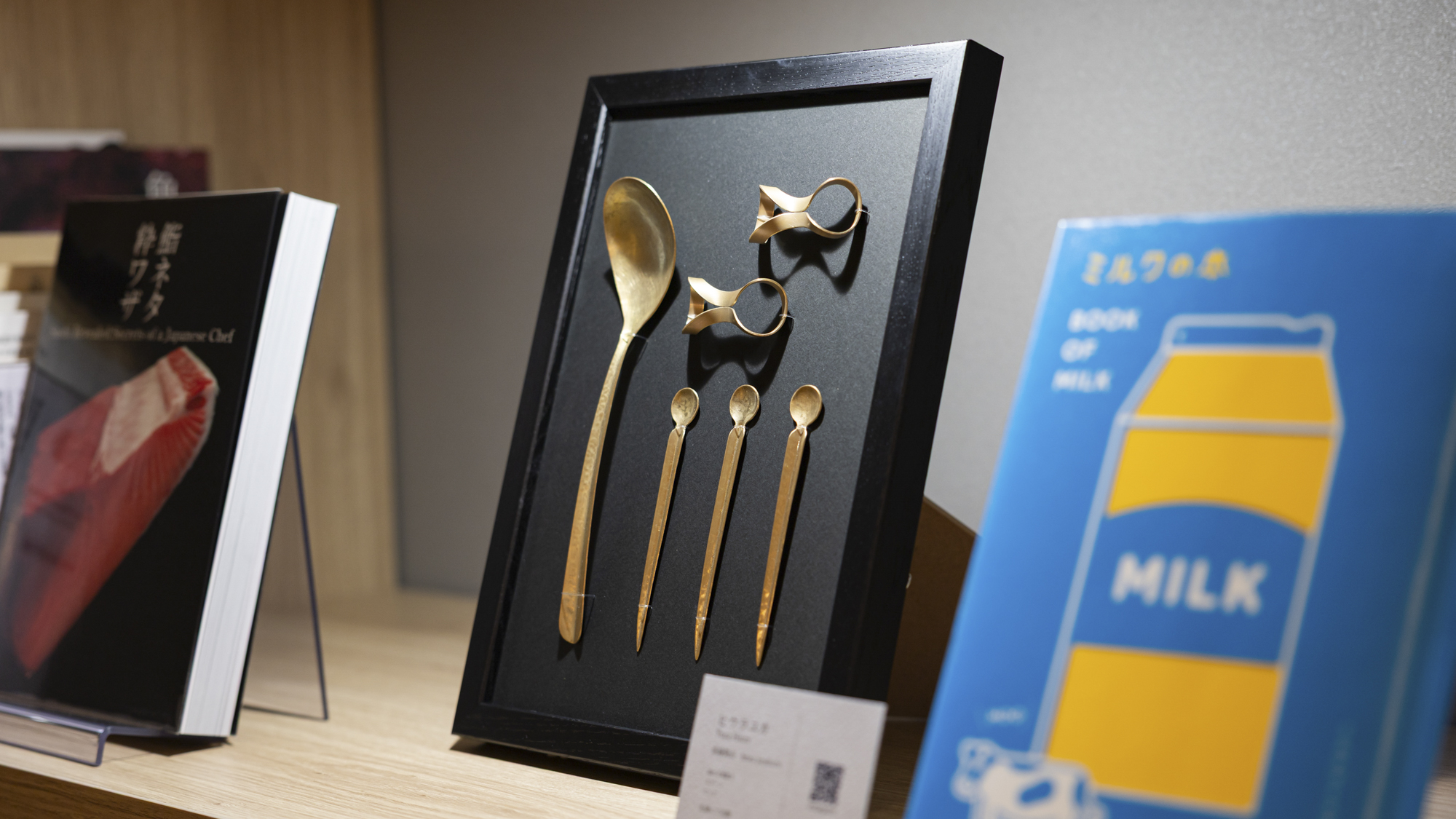 【ライブラリーカフェ】札幌の作家が作った作品をカフェ内に展示。近くに関連する書籍が並んでいます。