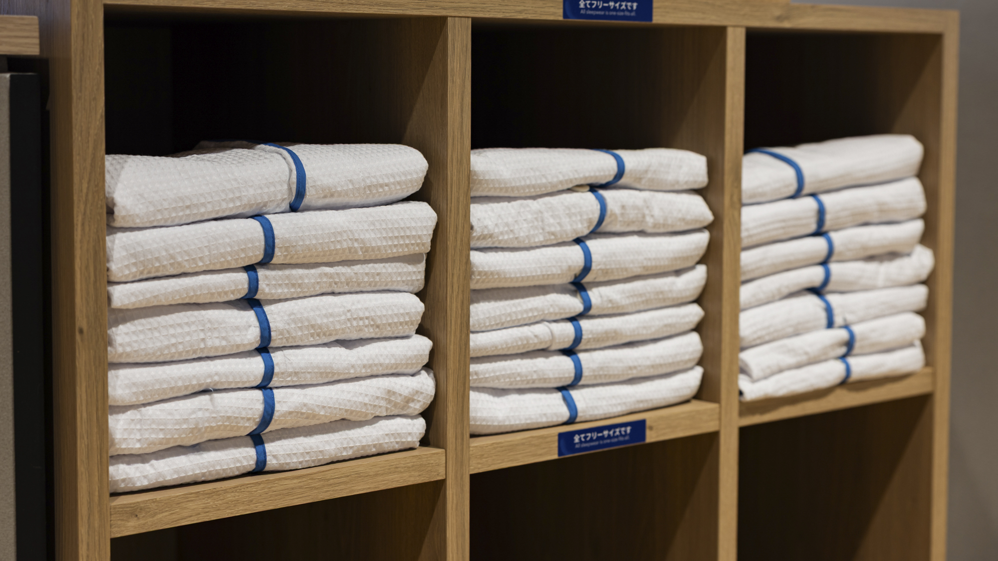 【フロント】ナイトウェアはこちらからお取りください。