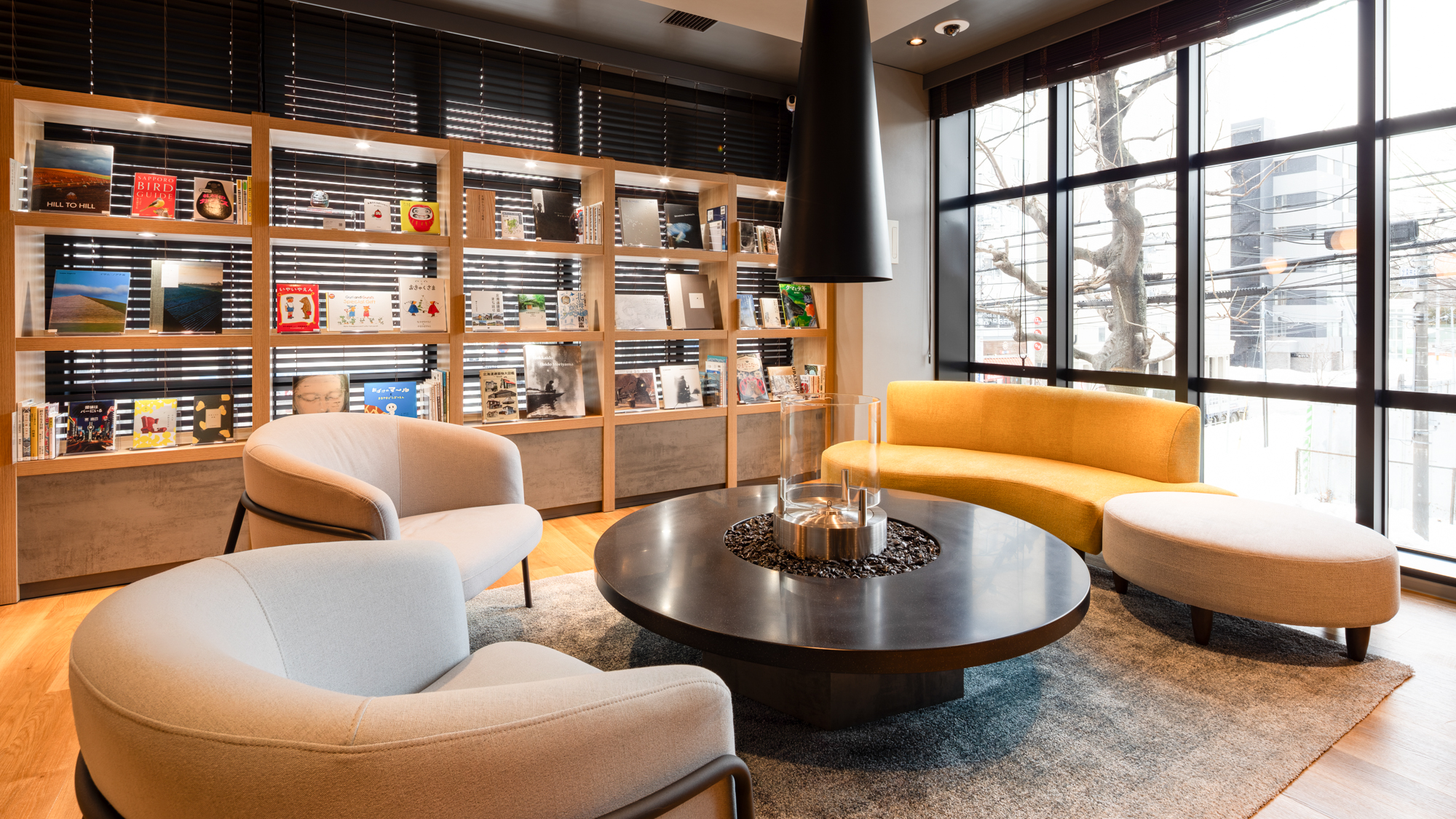 【ライブラリーカフェ】歩き疲れた体に嬉しい、ゆったりくつろげるソファ