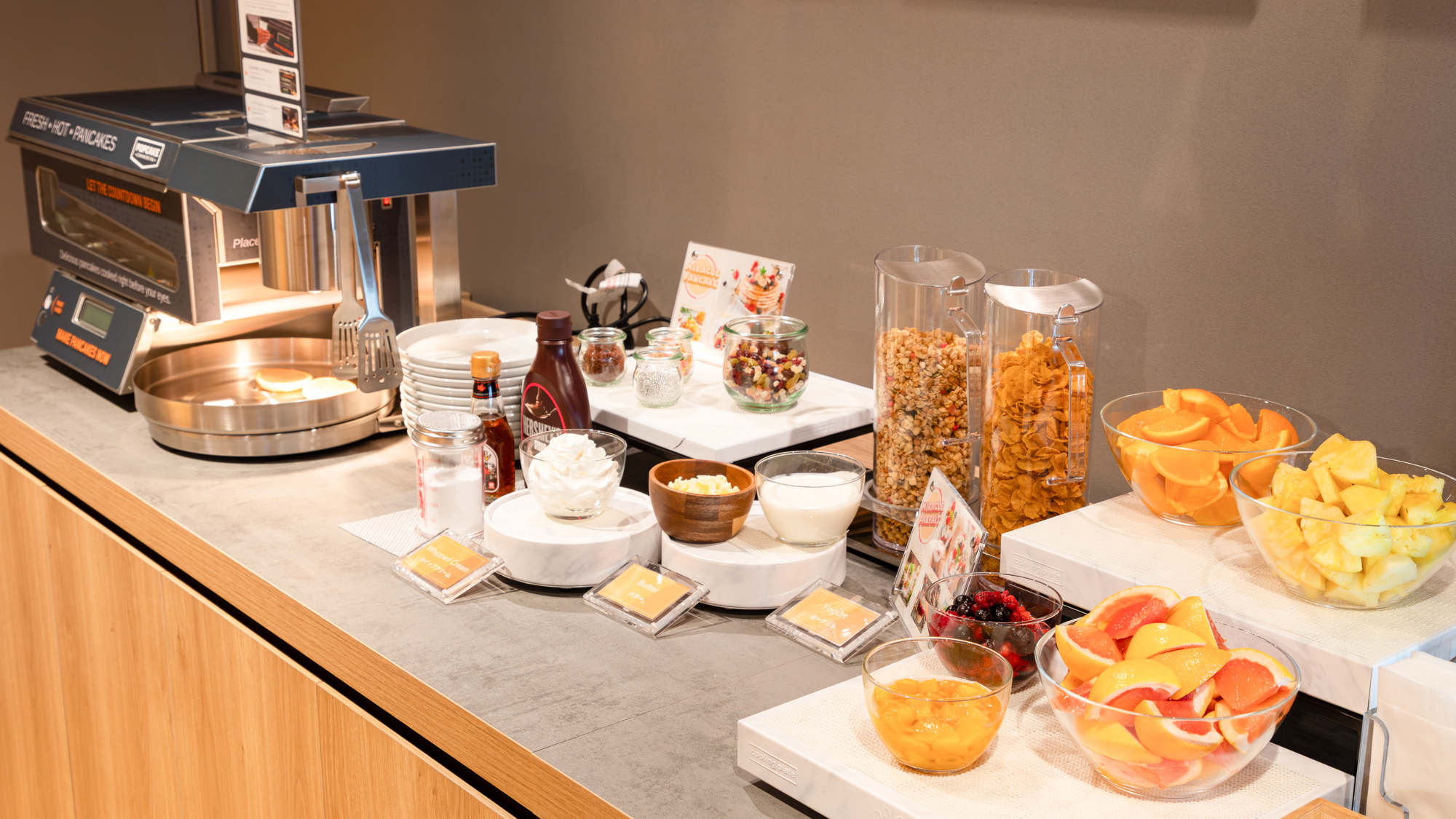 できたてのパンケーキにクリームやジャム、トッピングを組み合わせてオリジナルパンケーキを楽しめます。