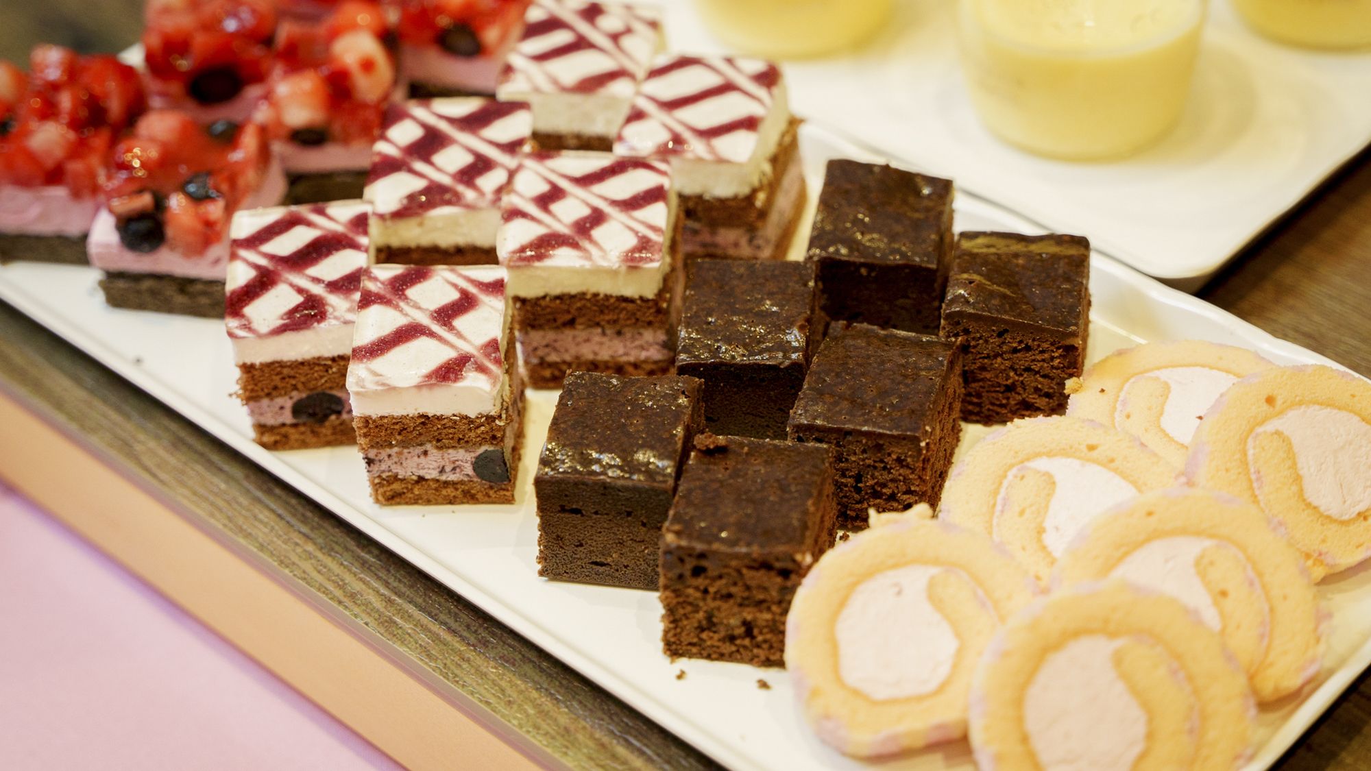 彩り豊かなケーキを一口サイズで。やさしい甘さと見た目のかわいらしさが朝のテーブルを華やかに彩ります。