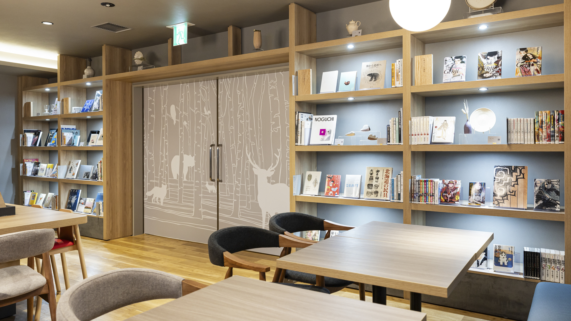 【ライブラリーカフェ】滞在中も旅の楽しみが続く、くつろぎの空間