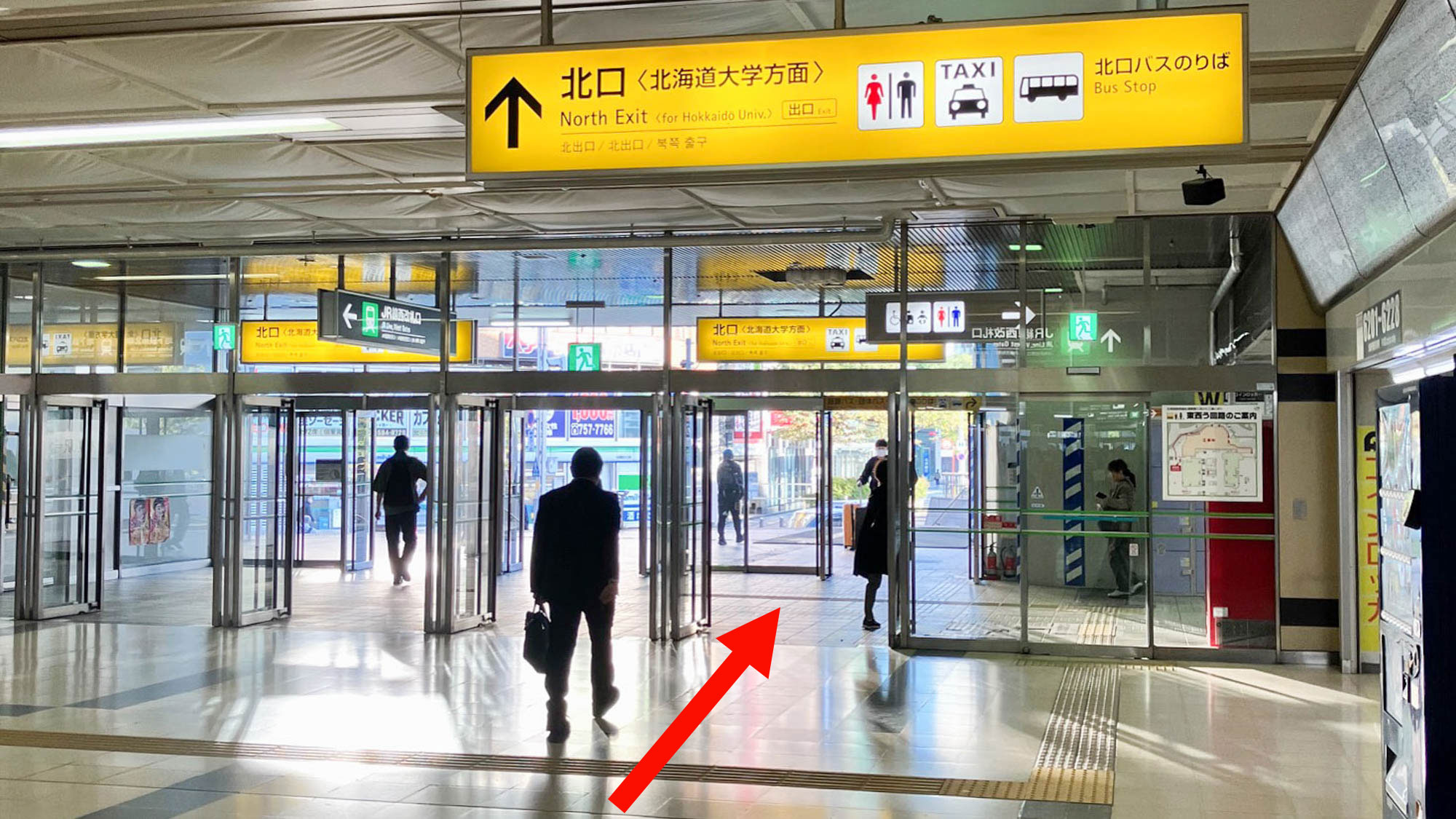①JR「札幌」駅西改札口を出て右へ進み、北口（北海道大学方面）から外へ出ます。
