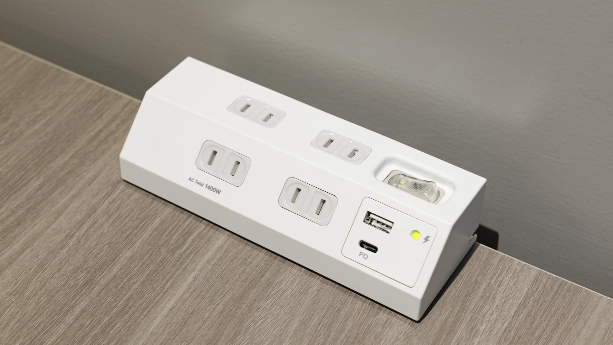 【ライブラリーカフェ】Wi-Fi接続無料◆カフェ内にはコンセントも充実