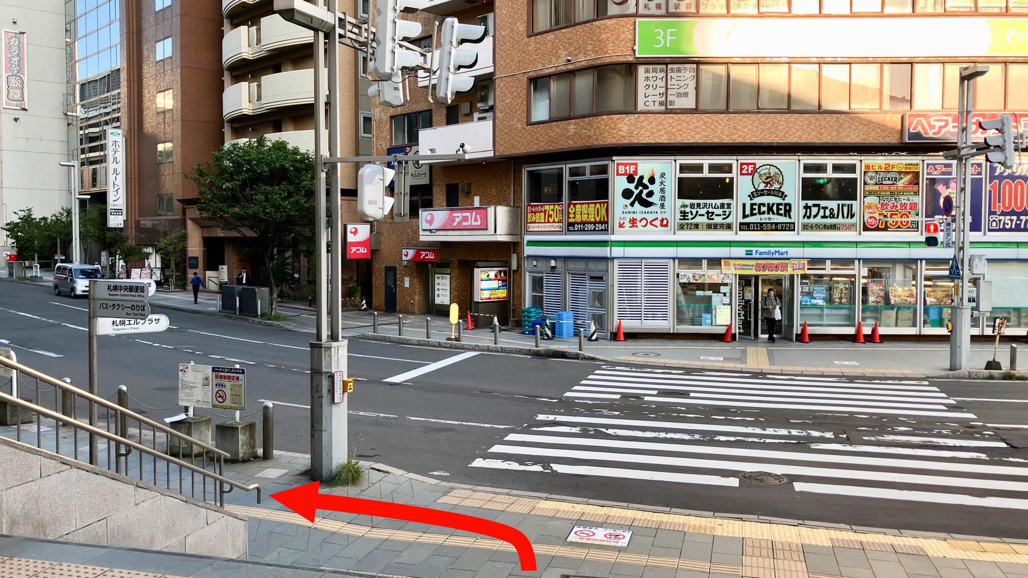 ②北口を出て階段を降り、横断歩道は渡らず左折して直進します。