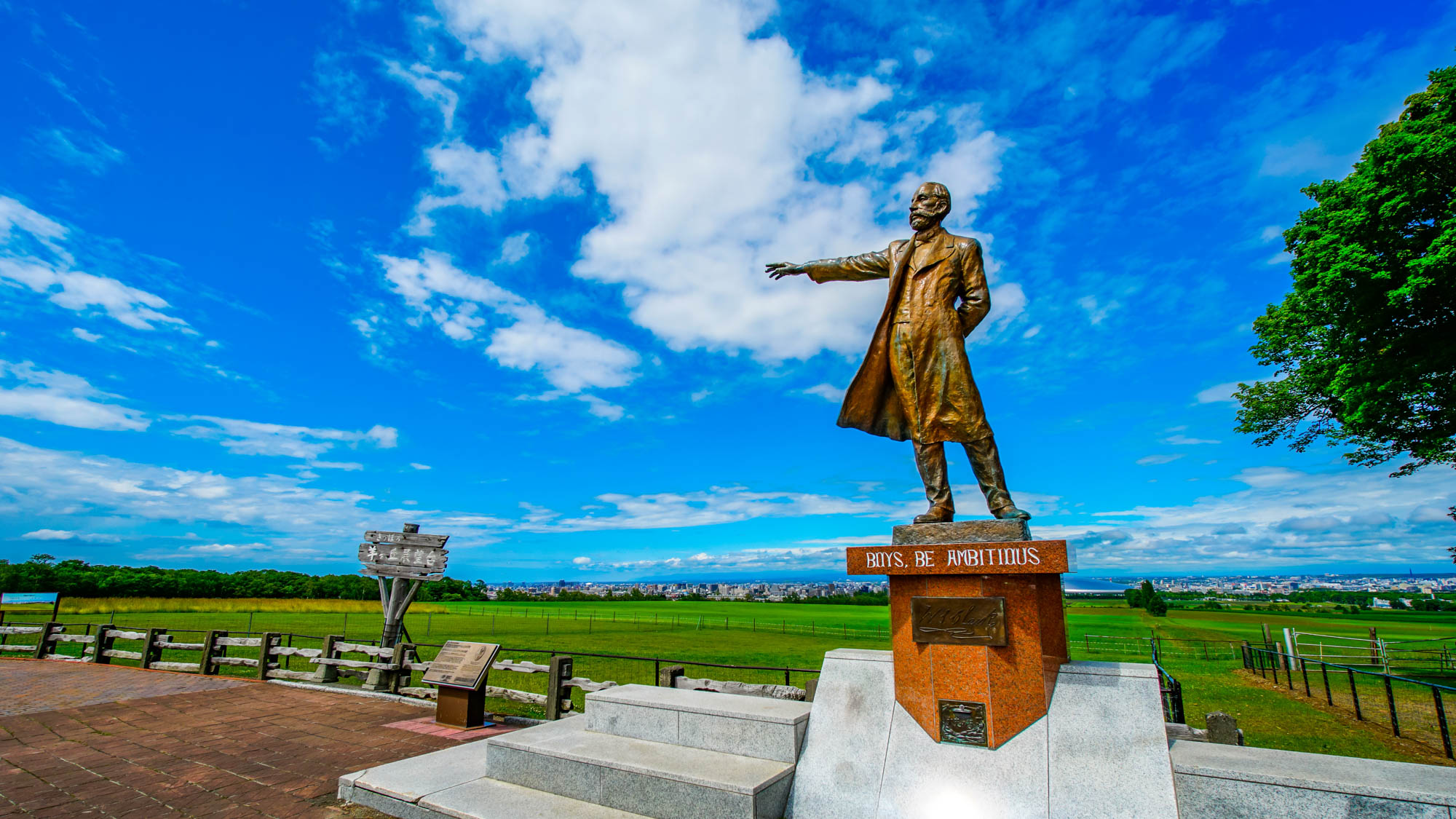 北海道らしさを一枚に。クラーク博士像で記念写真！